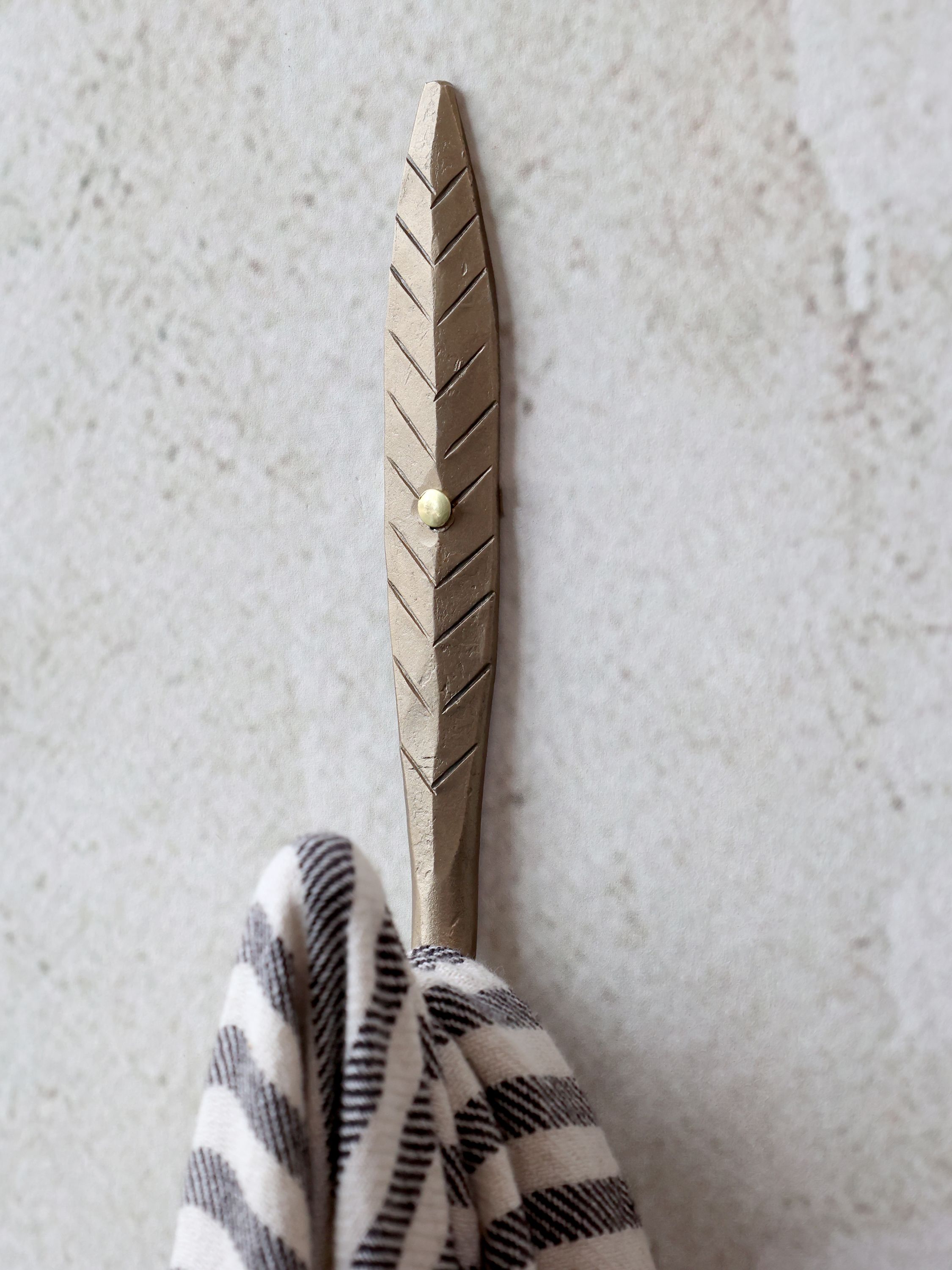 Haken mit Blatt aus Eisen, antik Messing, 15,5 cm hoch