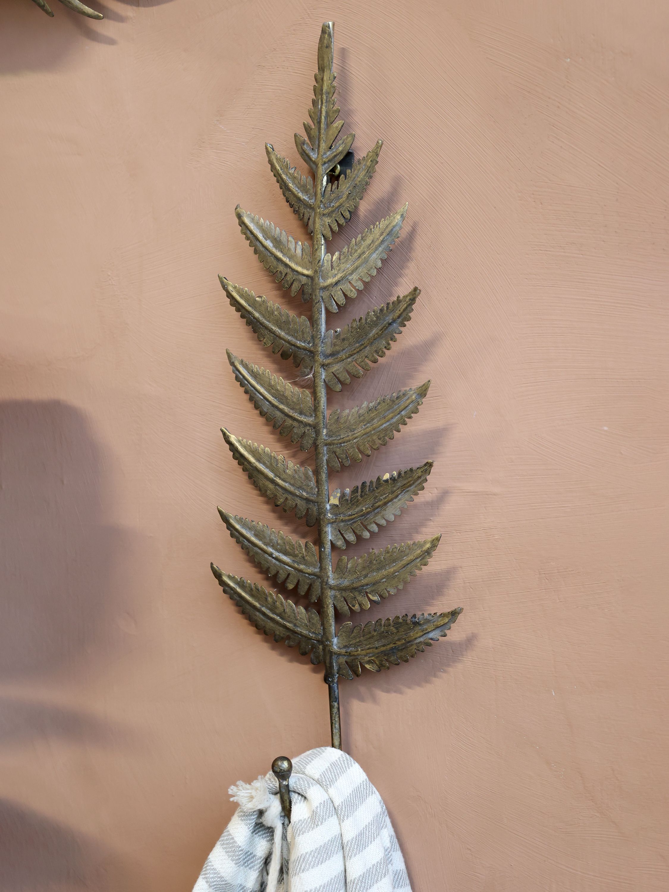 Haken mit Blatt aus Eisen – Antik-Messing, 36 cm hoch