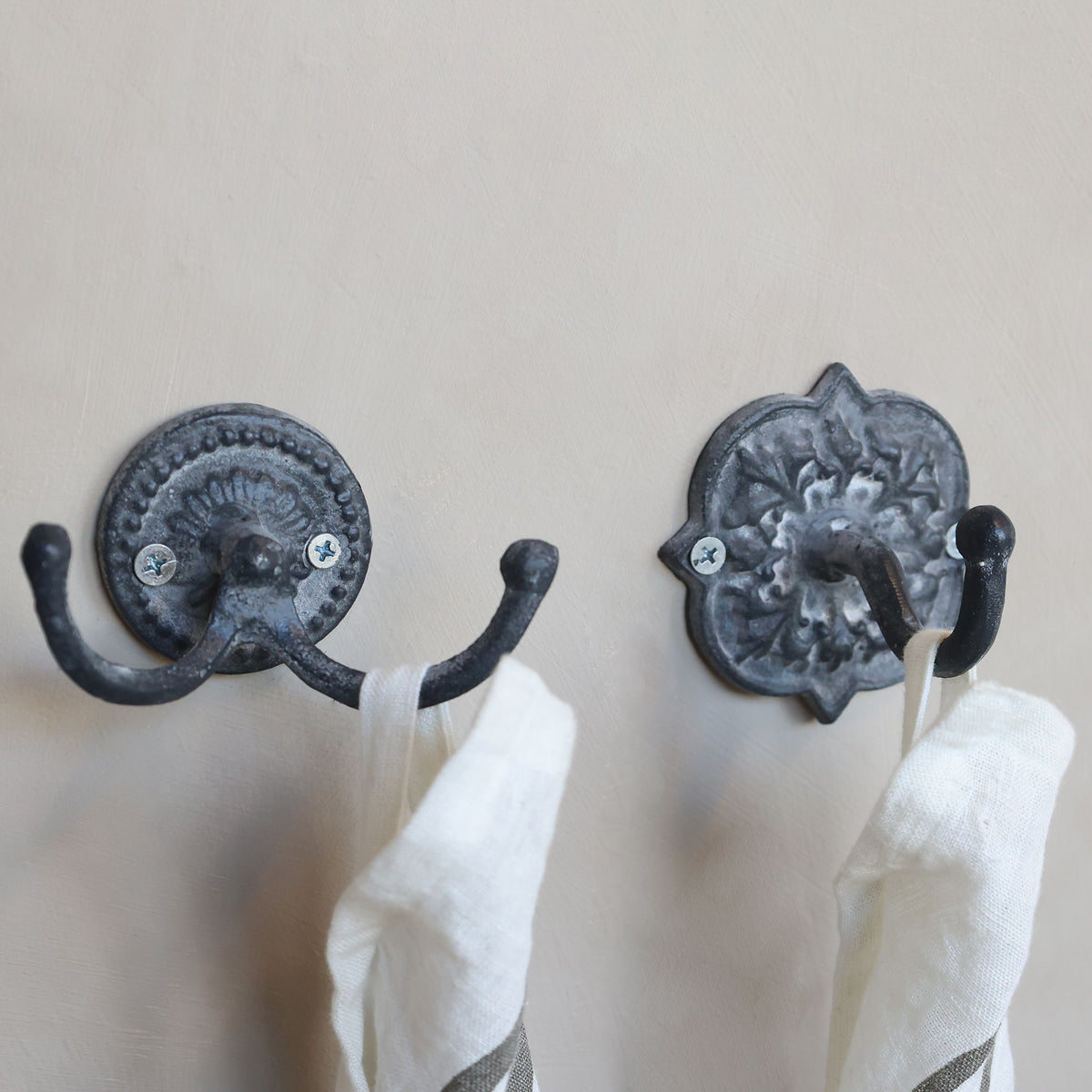 Deko Haken mit Dekor, Eisen, antique grau, 9 cm hoch