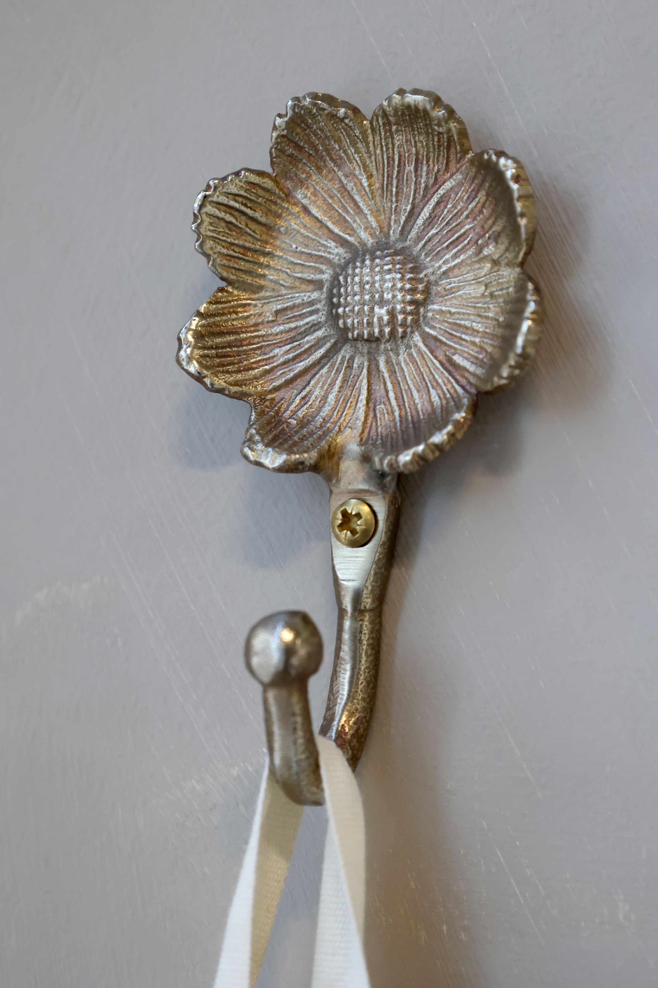 Messing Haken mit Blume – antik, 10 cm hoch