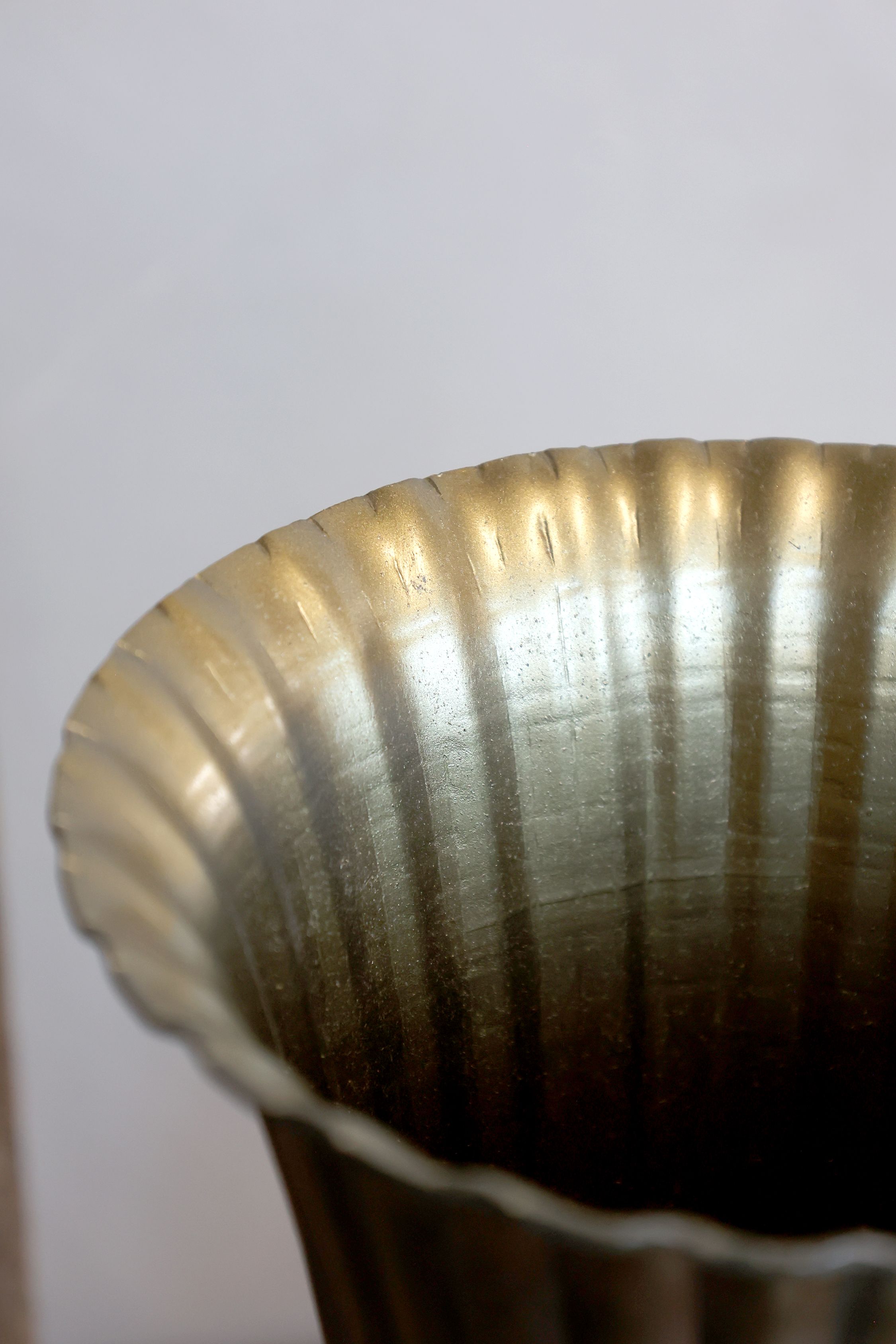 Aufsatz mit Rillen aus Aluminium und Eisen, antique messing