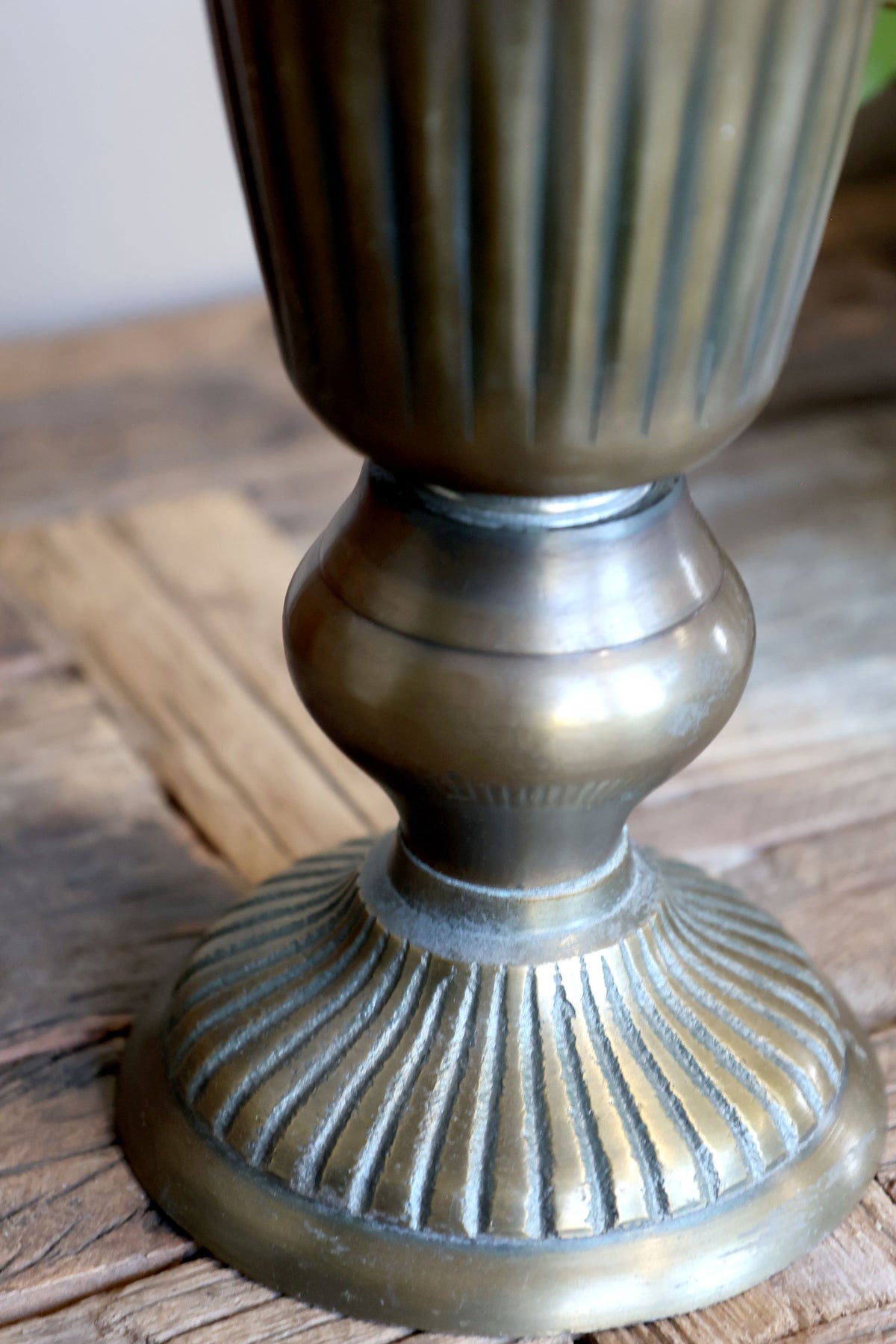 Aufsatz mit Rillen aus Aluminium und Eisen, antique messing