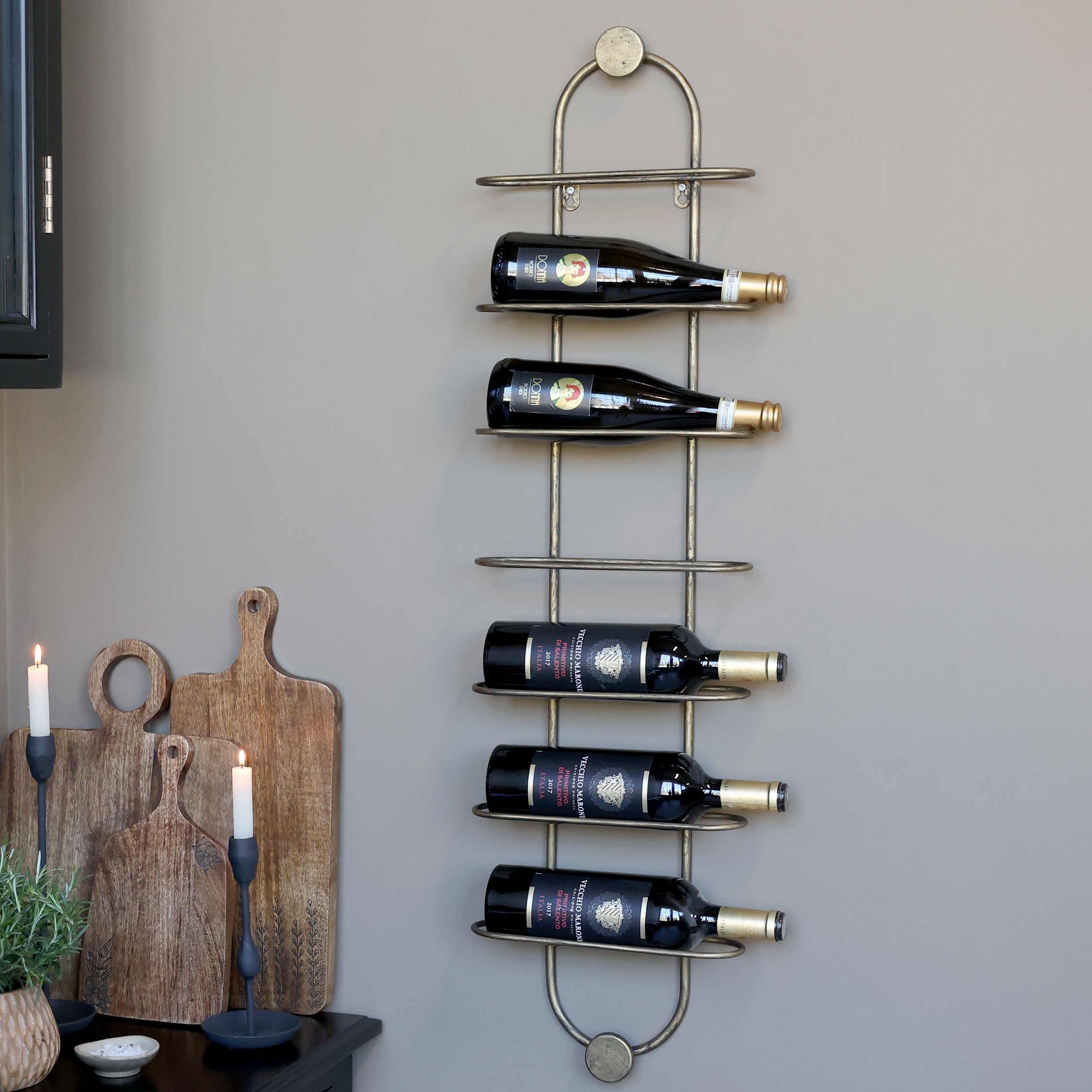 Regale für die Wand: Weinhalter aus Eisen, Messing