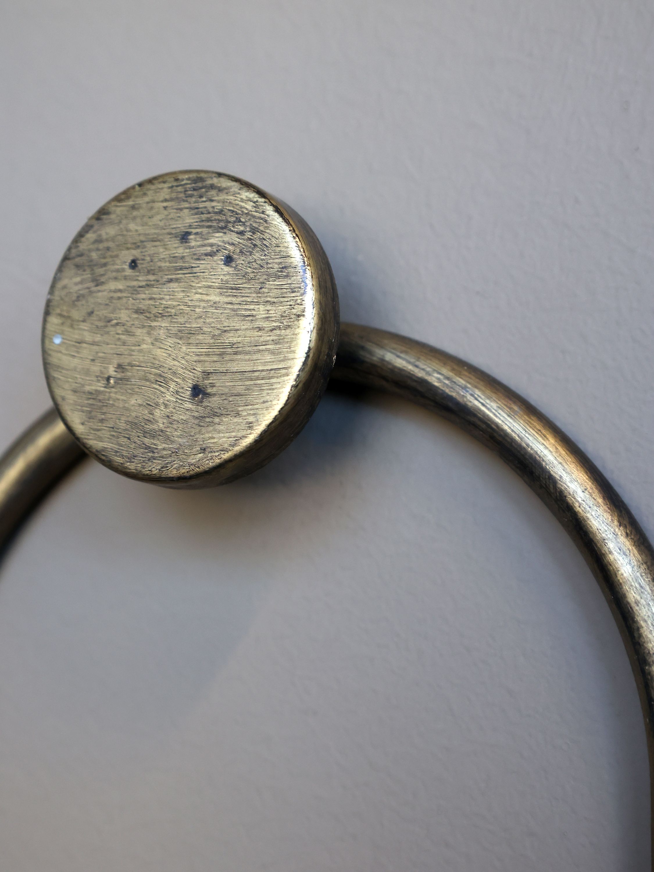 Regale für die Wand: Weinhalter aus Eisen, Messing
