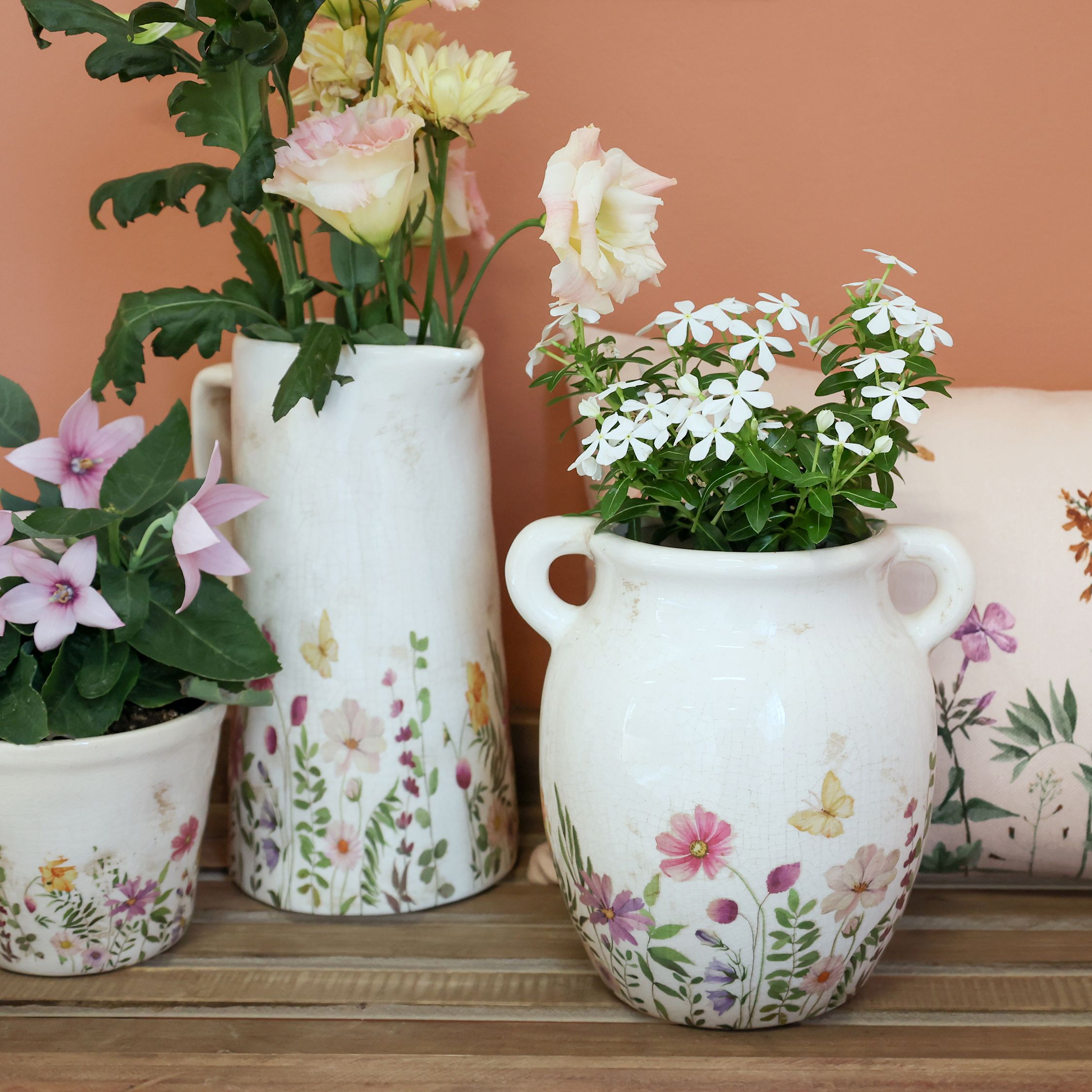 Avignon Kanne mit Blumenmotiv, 19,5 cm hoch, creme
