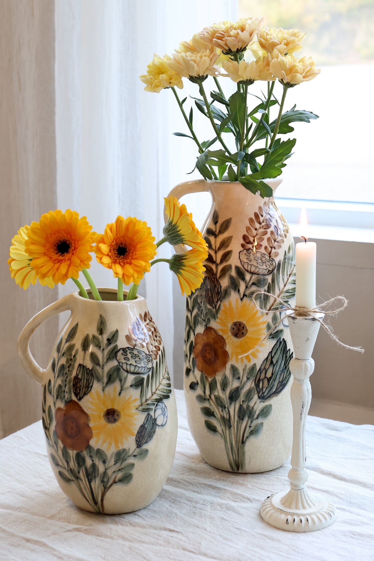 Kanne mit Blumenmotiv, 25 cm hoch, creme