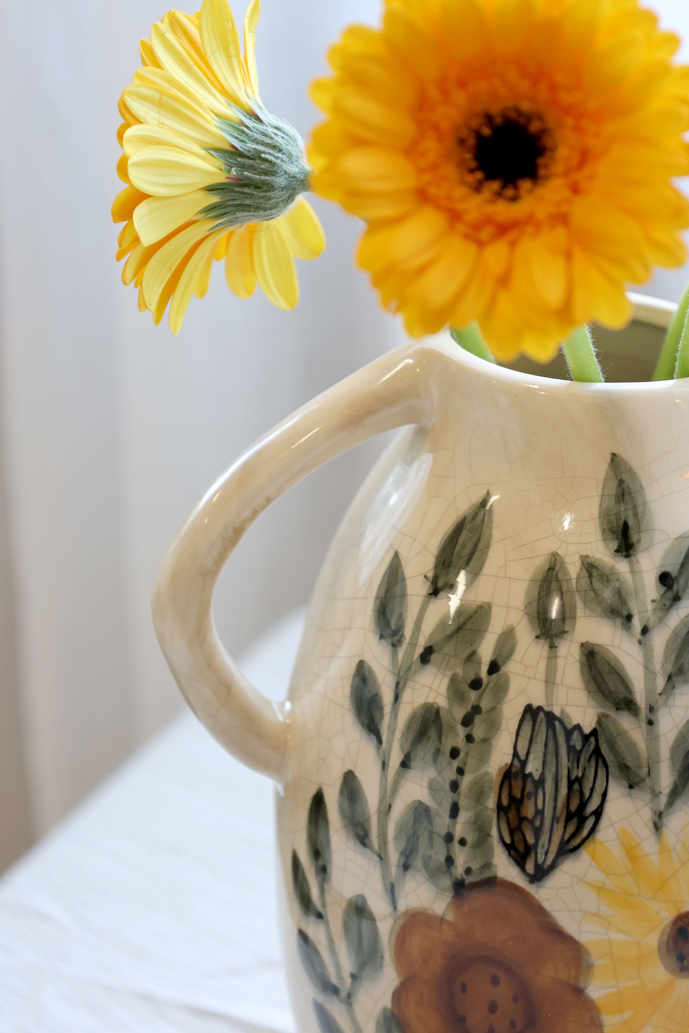 Kanne mit Blumenmotiv, 25 cm hoch, creme