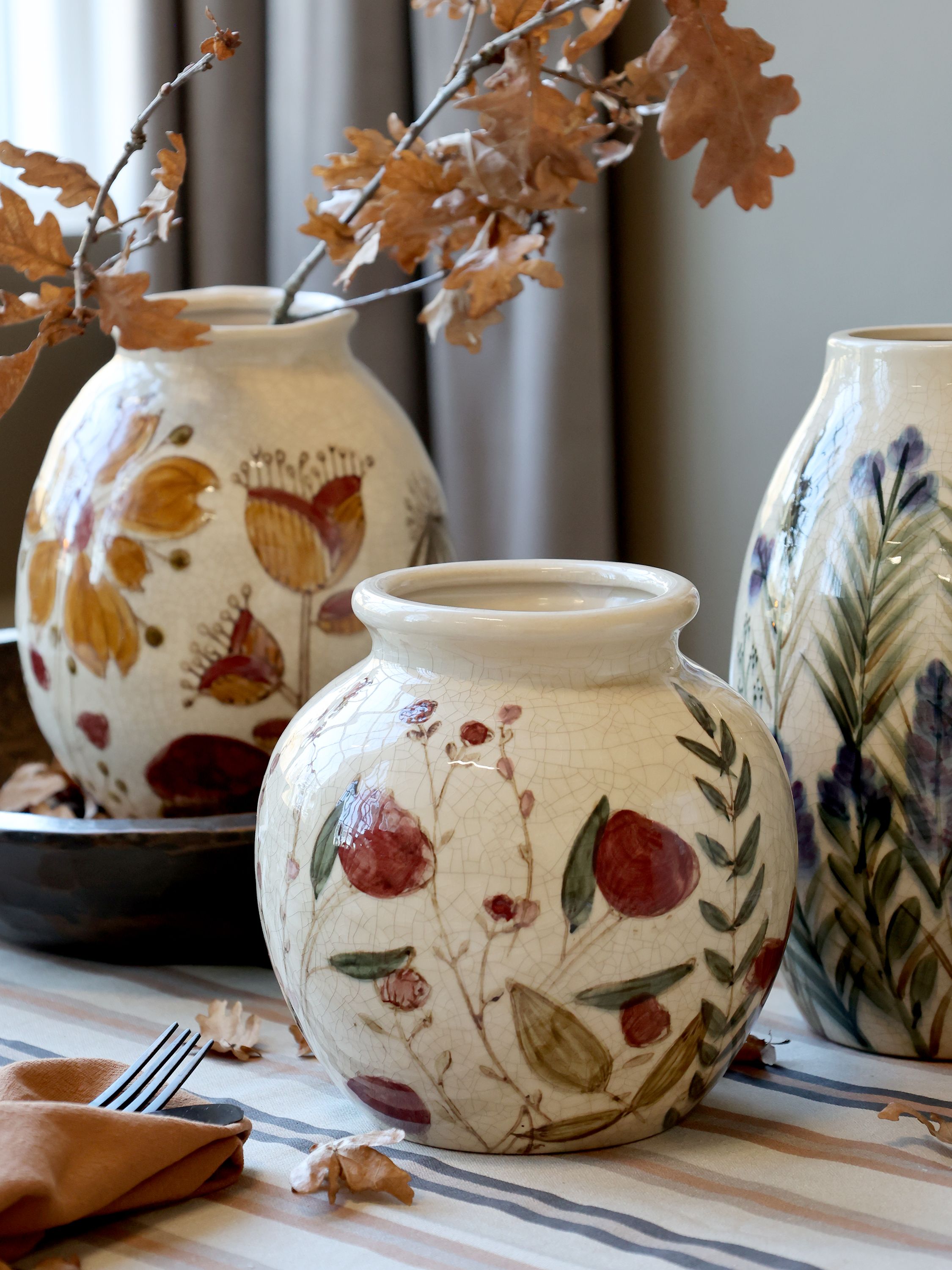 Vase mit Blumenmotiv, Steingut, 18 cm hoch, creme