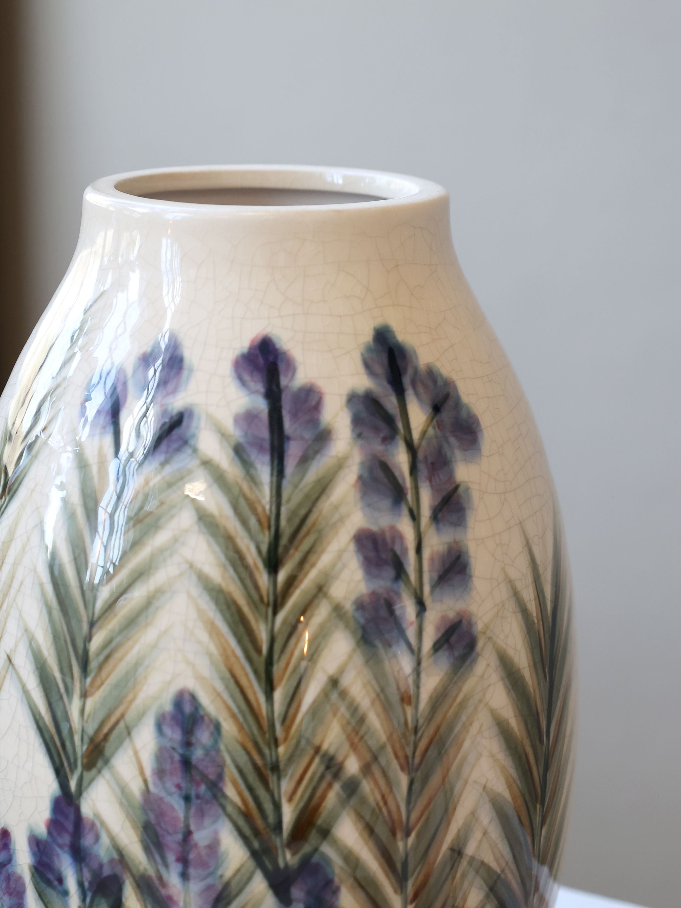 Vase mit Blumenmotiv aus Steingut, 25,5 cm hoch, creme