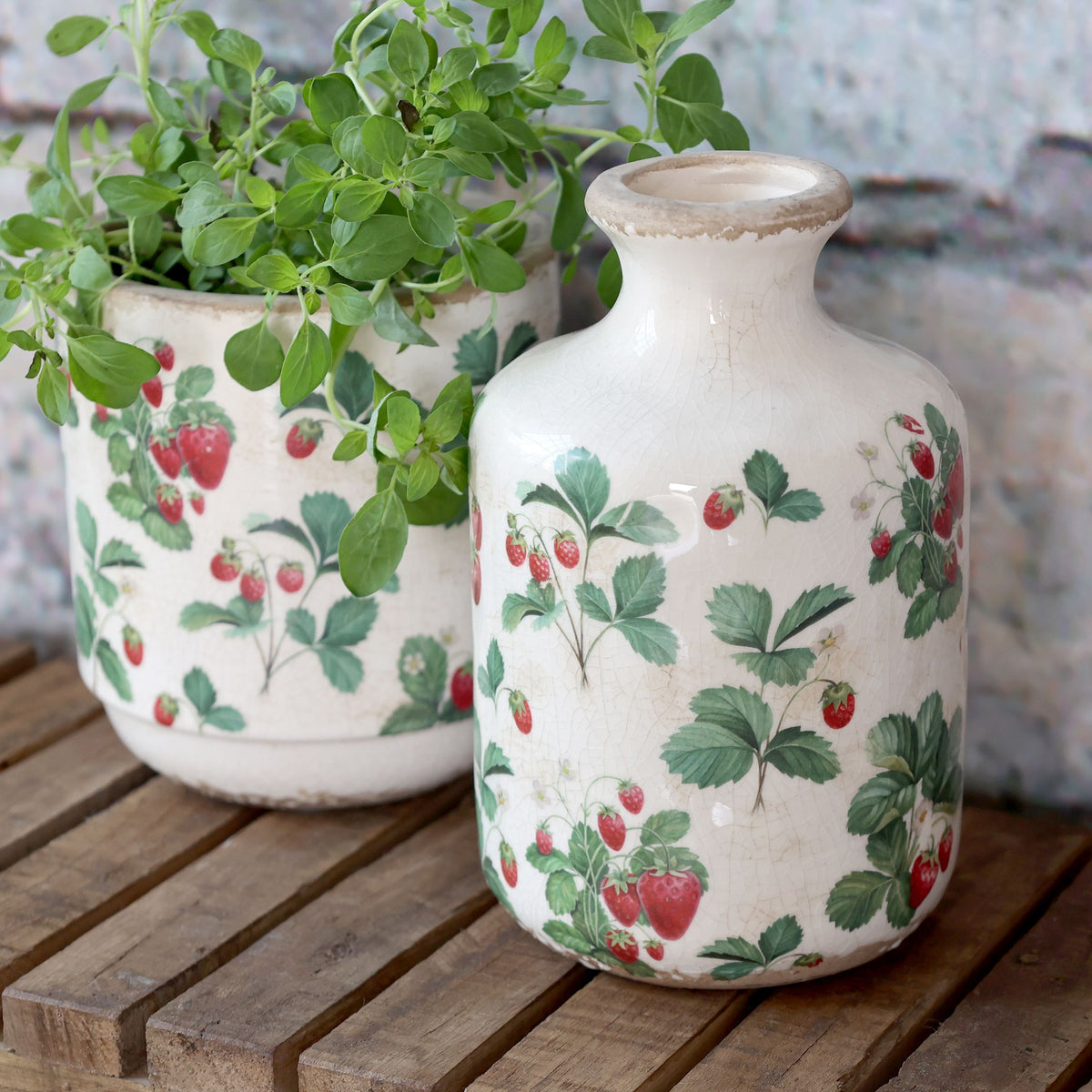 Vase Fraises mit Erdbeer-Dekor, 17,5 cm hoch, creme