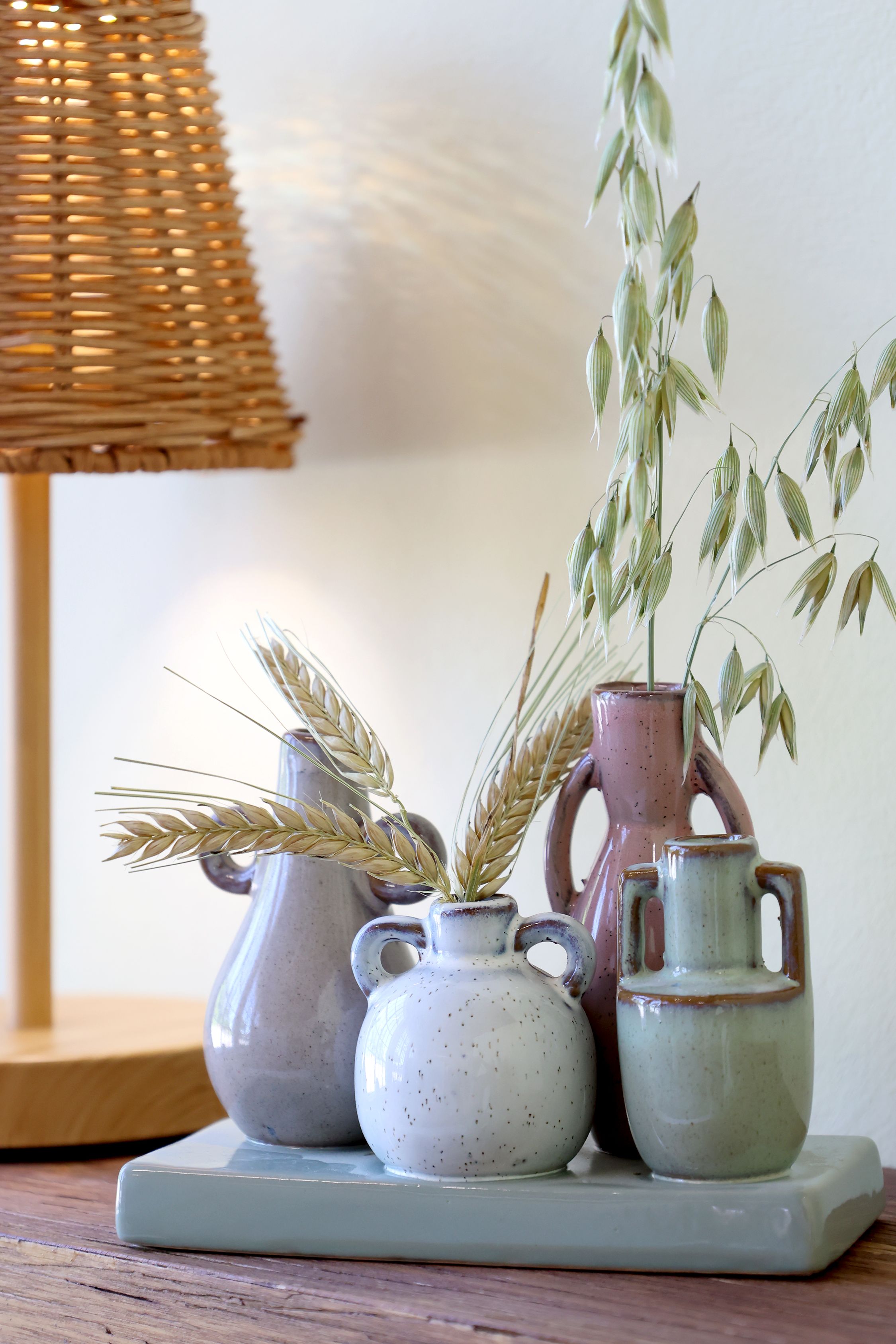 Mehrfarbige Vase auf Tablett, Steingut, 11 cm hoch