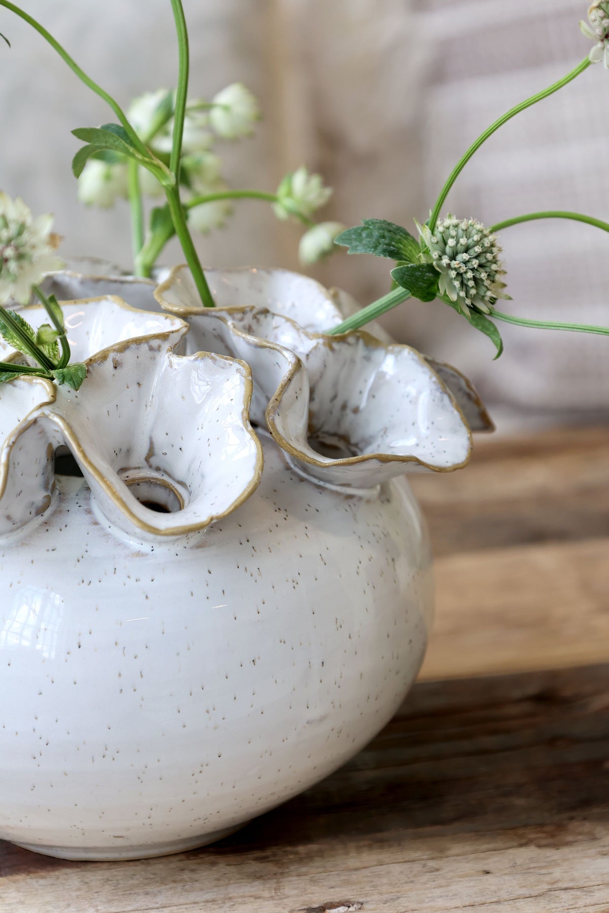 Vase für eine Blume mit 12 Löchern, antique creme