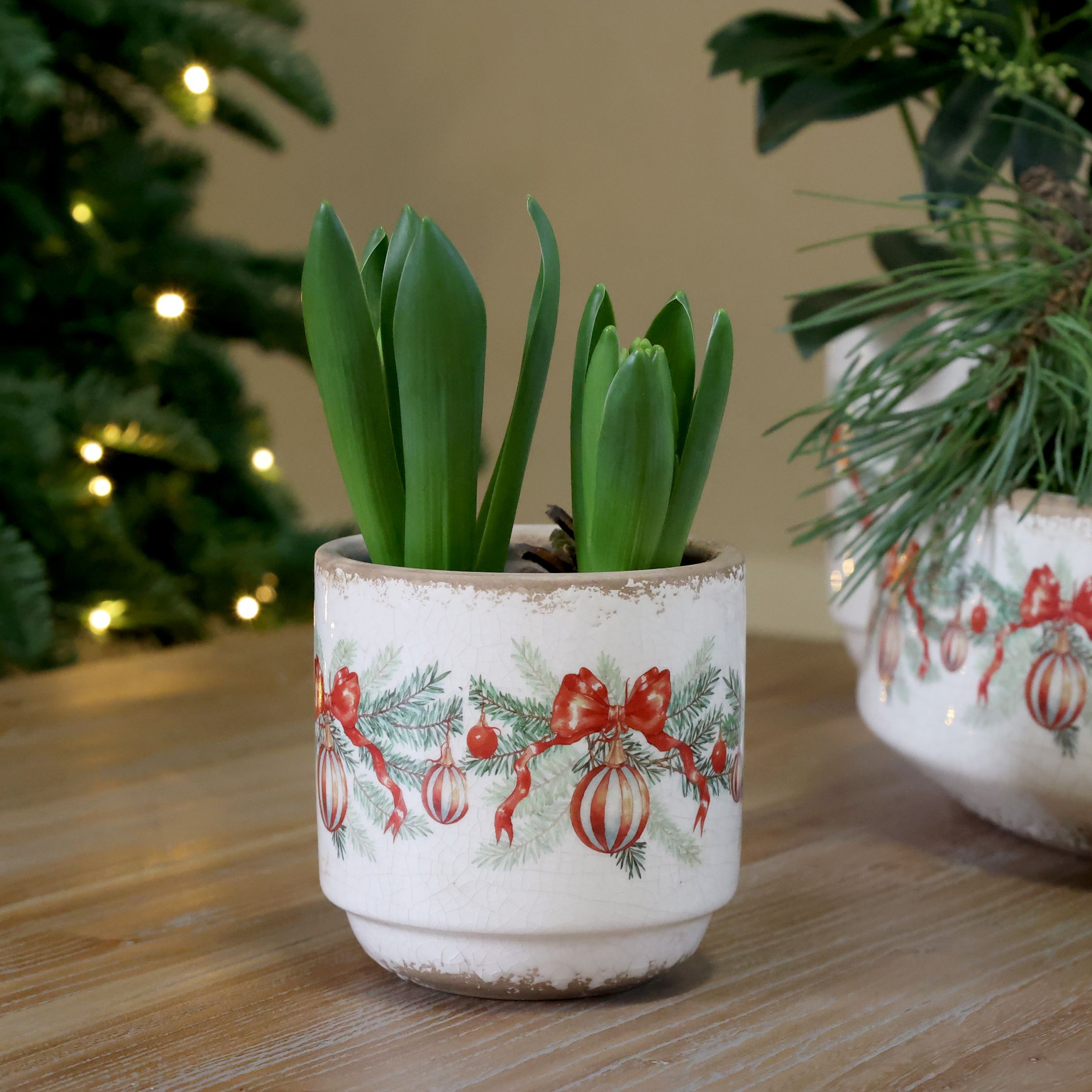 Übertopf mit Weihnachtskugel und Schleife, 10 cm, creme
