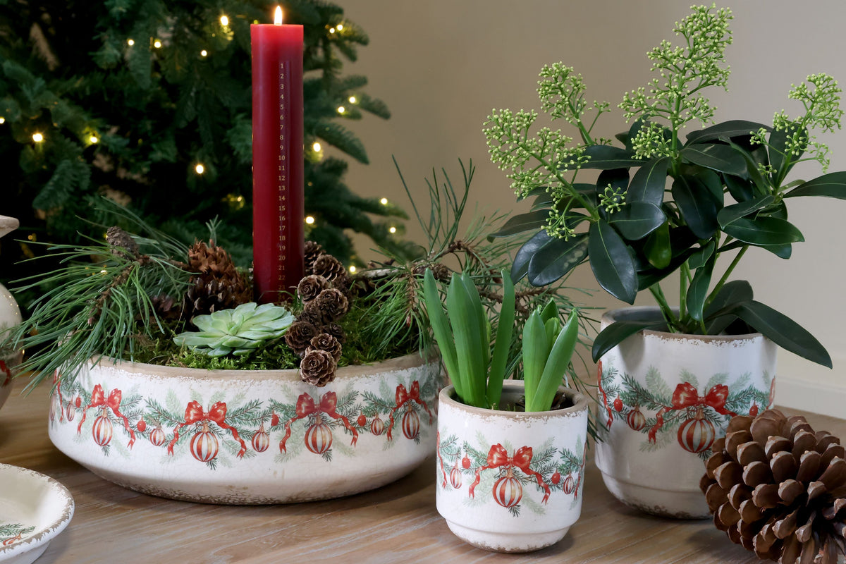 Übertopf mit Weihnachtskugel und Schleife, 10 cm, creme