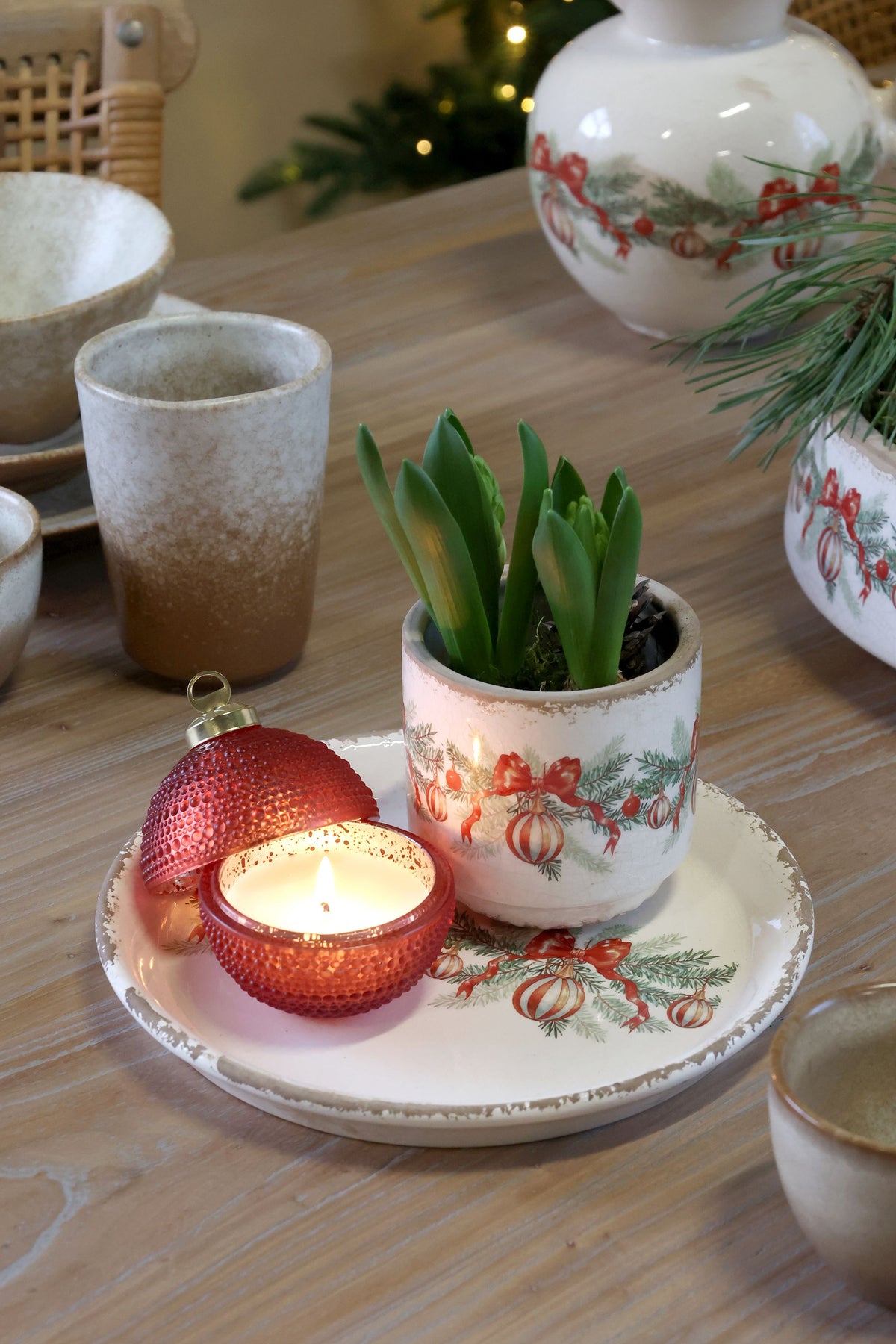 Übertopf mit Weihnachtskugel und Schleife, 10 cm, creme