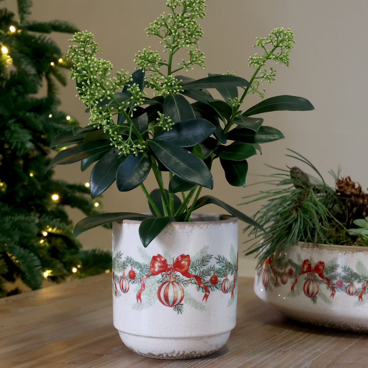 Übertopf mit Weihnachtskugel und Schleife, creme, Steingut