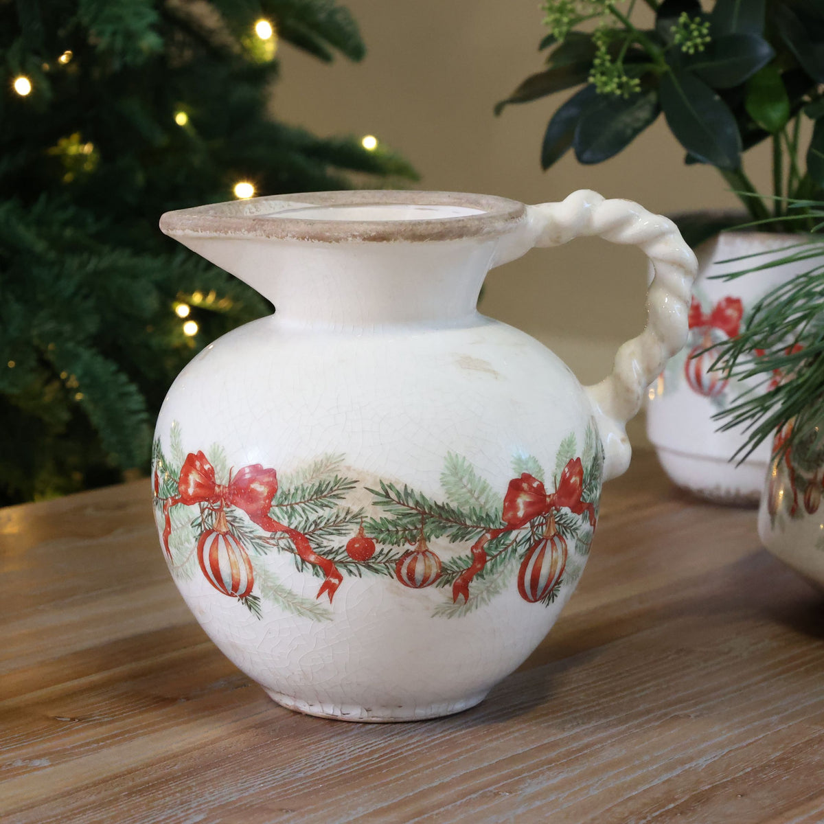 Kanne mit Weihnachtskugel und Schleife, Steingut, creme