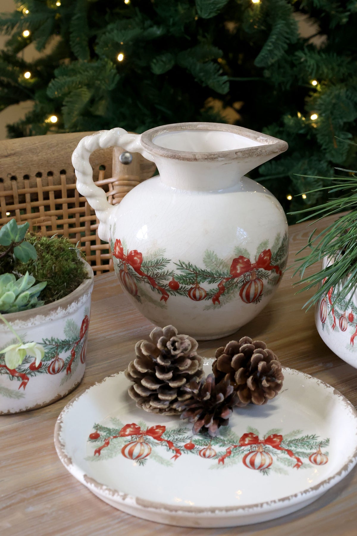 Kanne mit Weihnachtskugel und Schleife, Steingut, creme