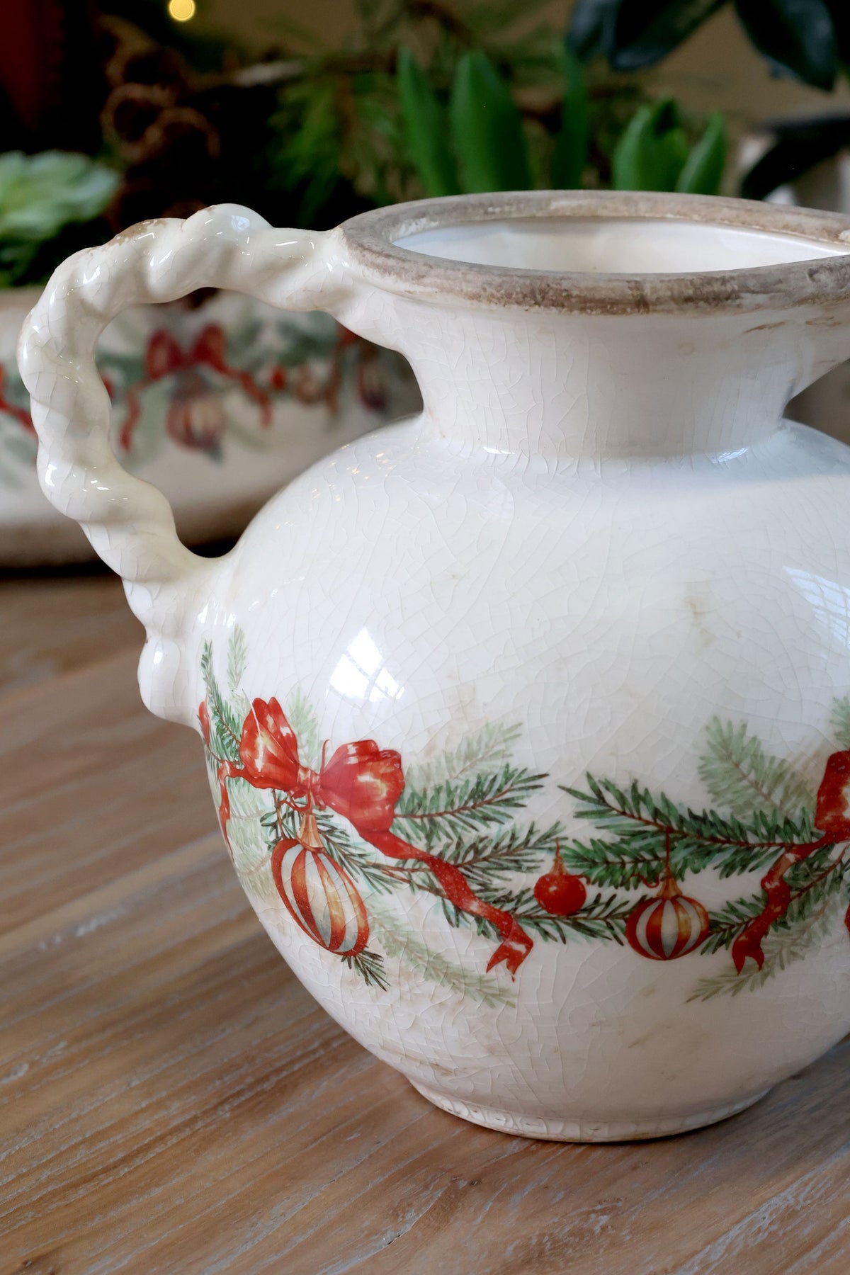 Kanne mit Weihnachtskugel und Schleife, Steingut, creme