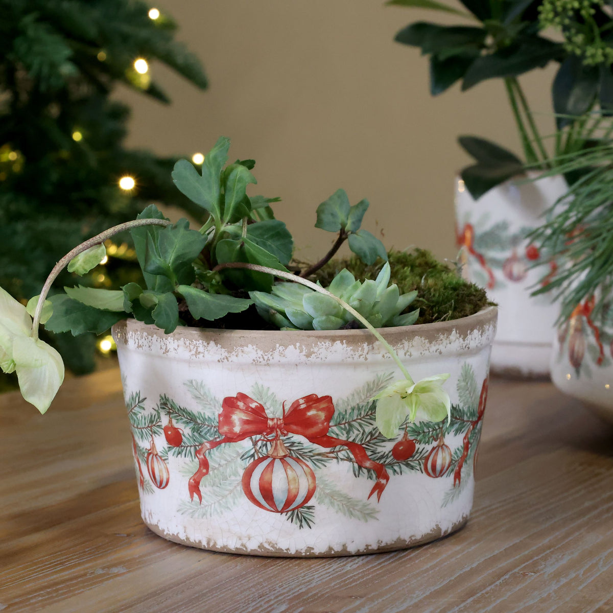 Tablett mit Weihnachtskugel, Steingut, creme