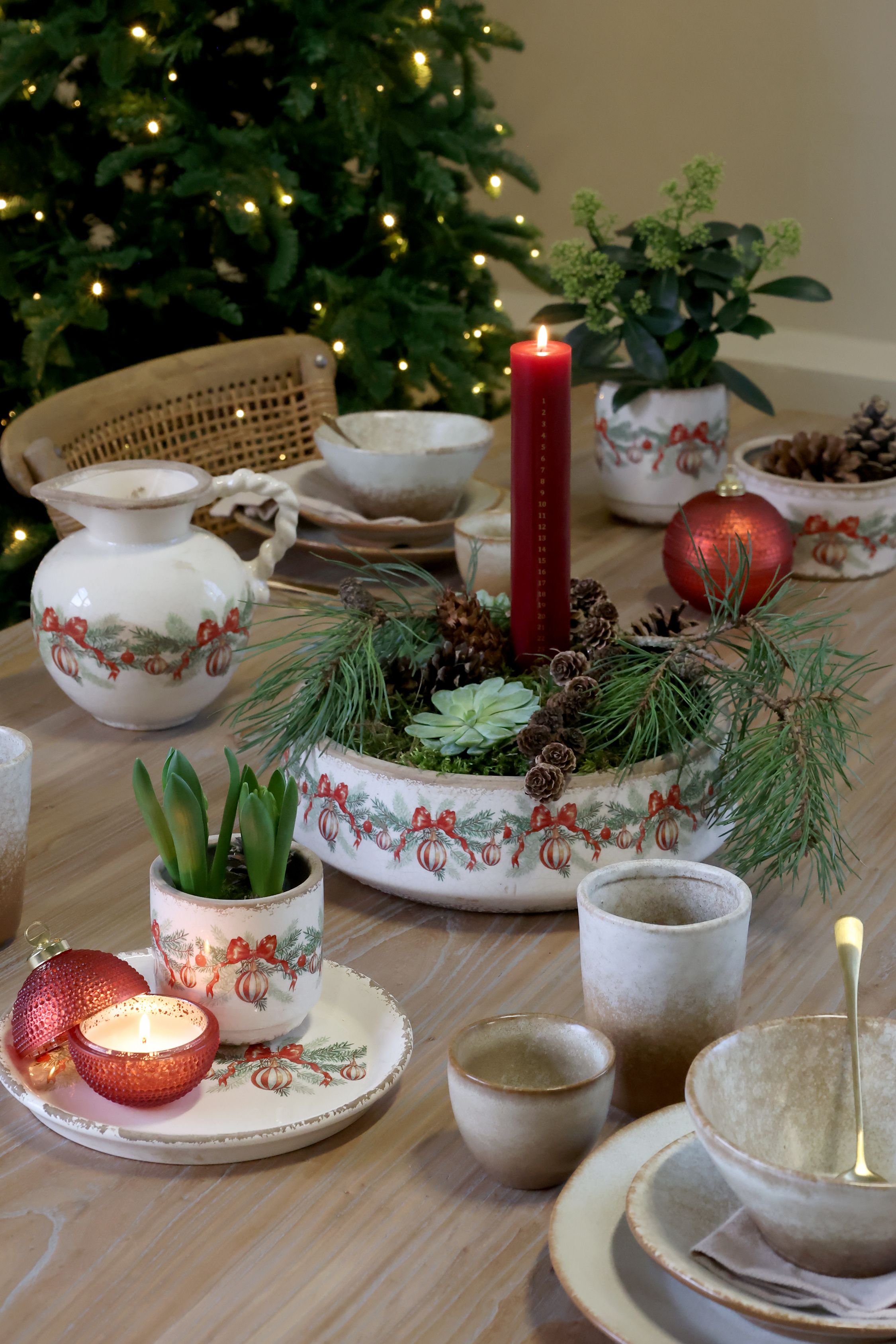Tablett mit Weihnachtskugel, Steingut, creme