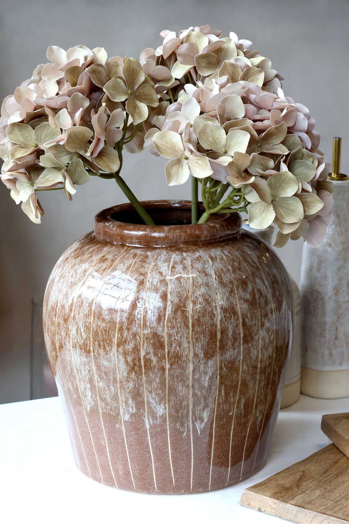 Vase mit Streifen in Mokka, 23 cm hoch