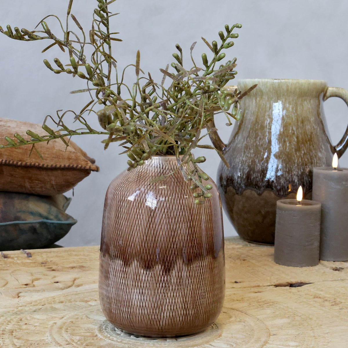 Vase mit Muster in Mokka – Steingut, 21 cm hoch