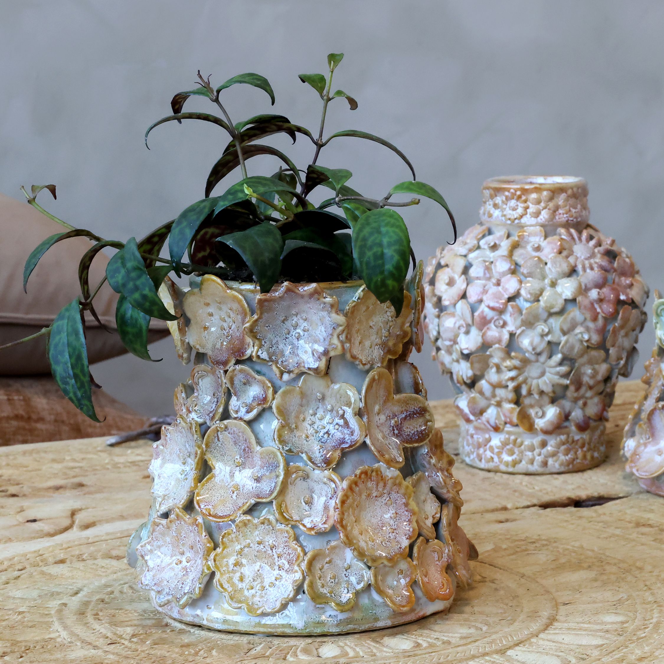 Vase mit Dekor Wüstenrose 18 cm hoch Steingut