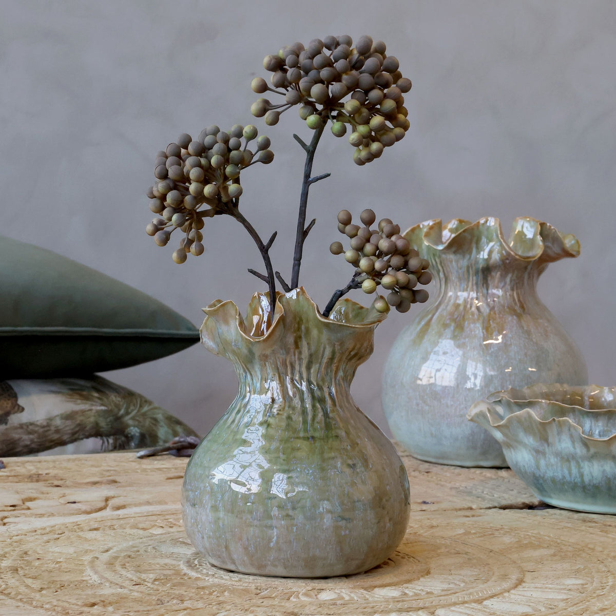 Vase mit gewelltem Rand, Steingut, 16 cm hoch