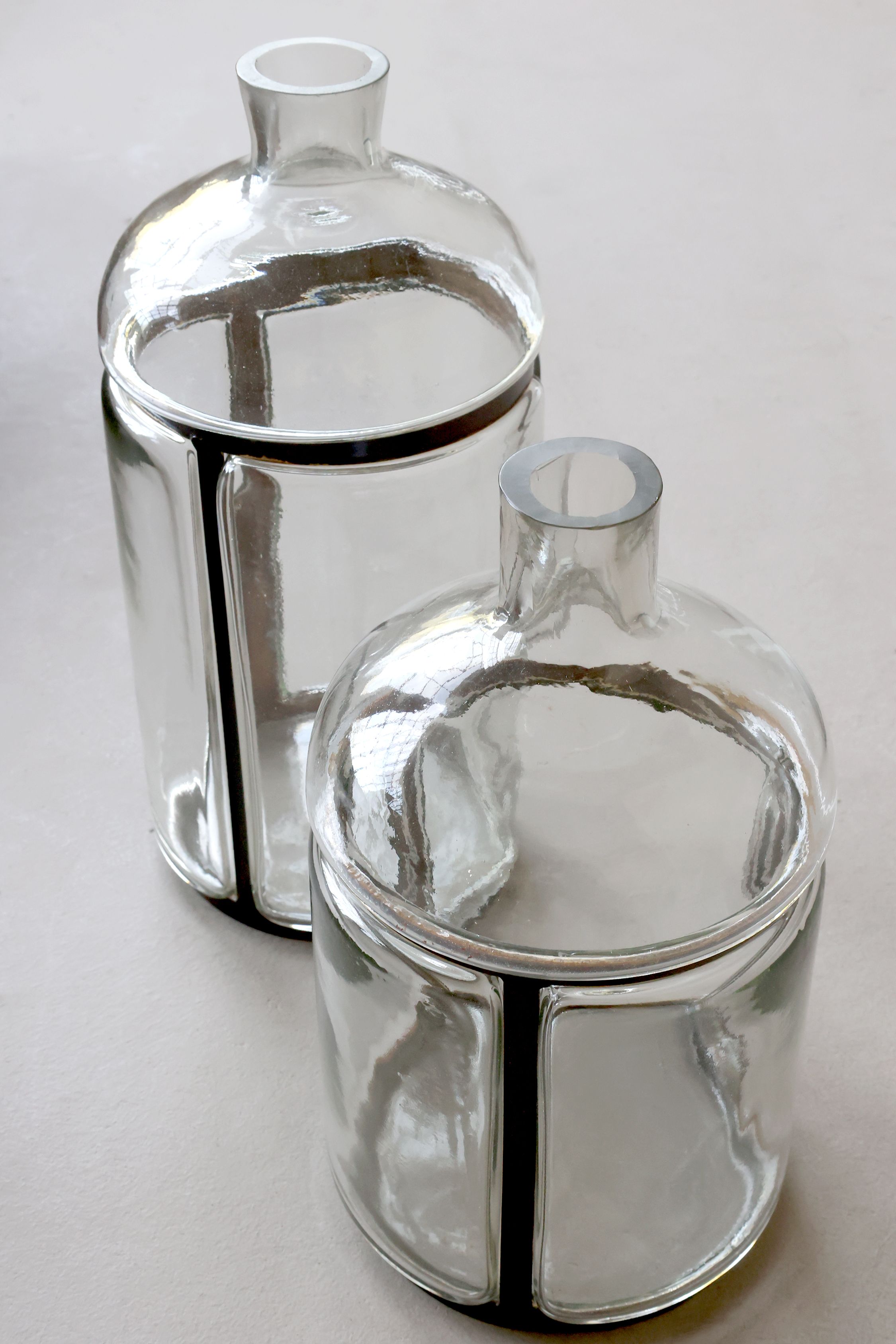 Altfranzösische Flasche mit Eisendekor, 31 cm hoch