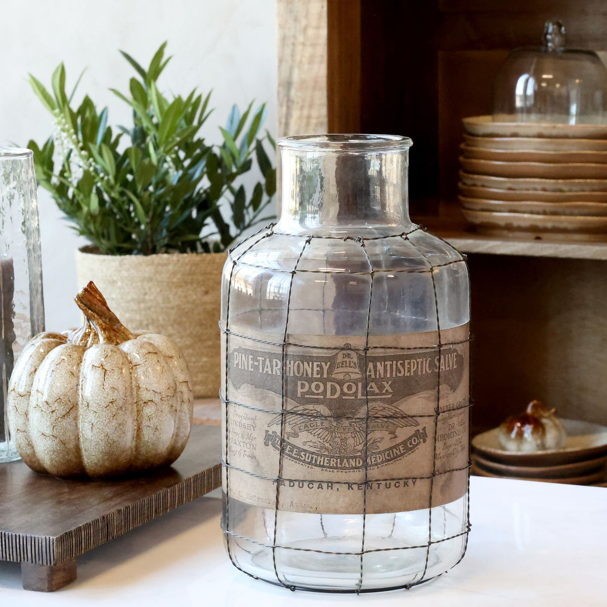 Altfranzösische Flasche mit Netz – Glas & Messing, 32 cm
