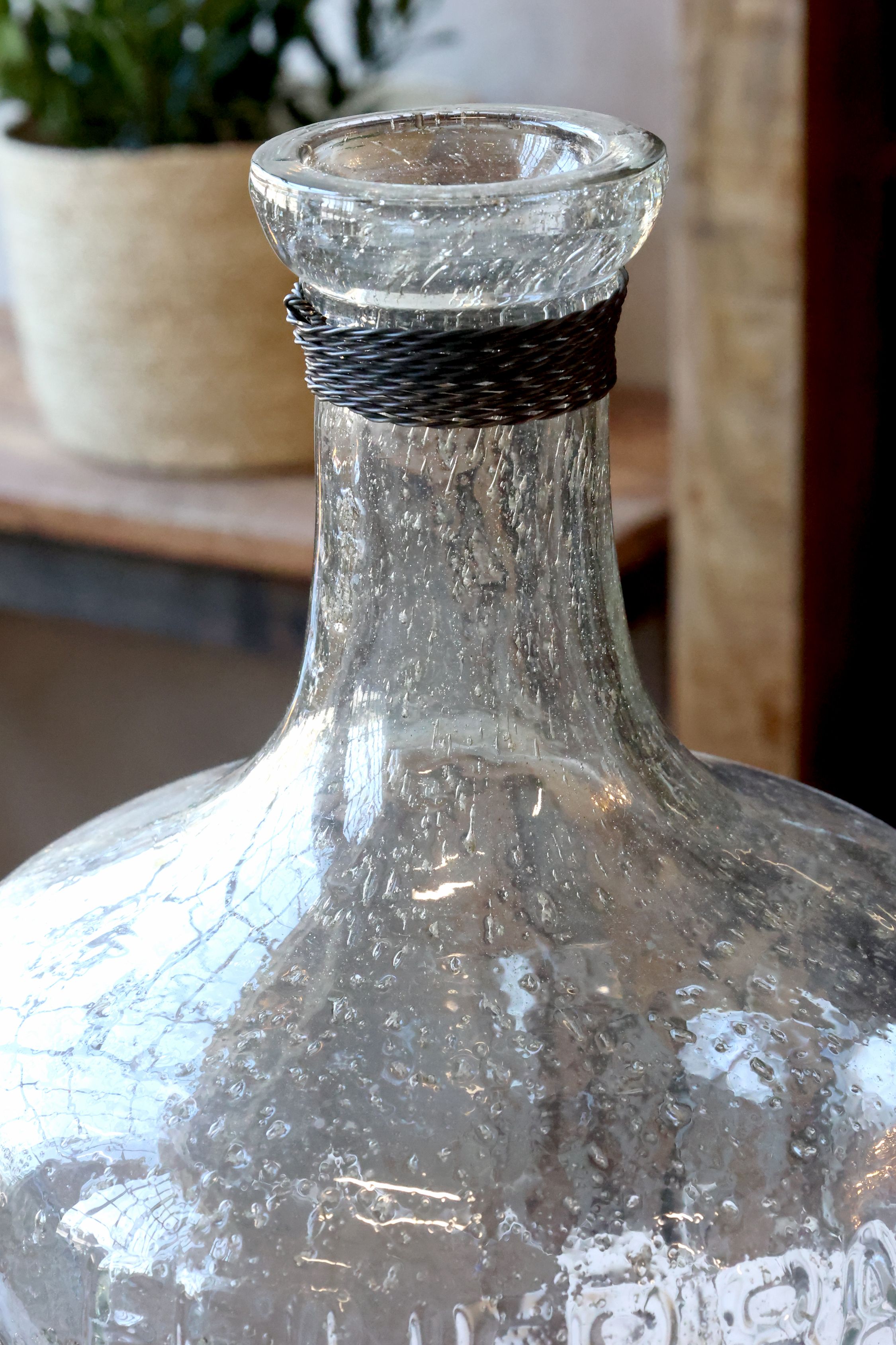 Altfranzösische Glasflasche mit Rillen, 38 cm hoch, klar
