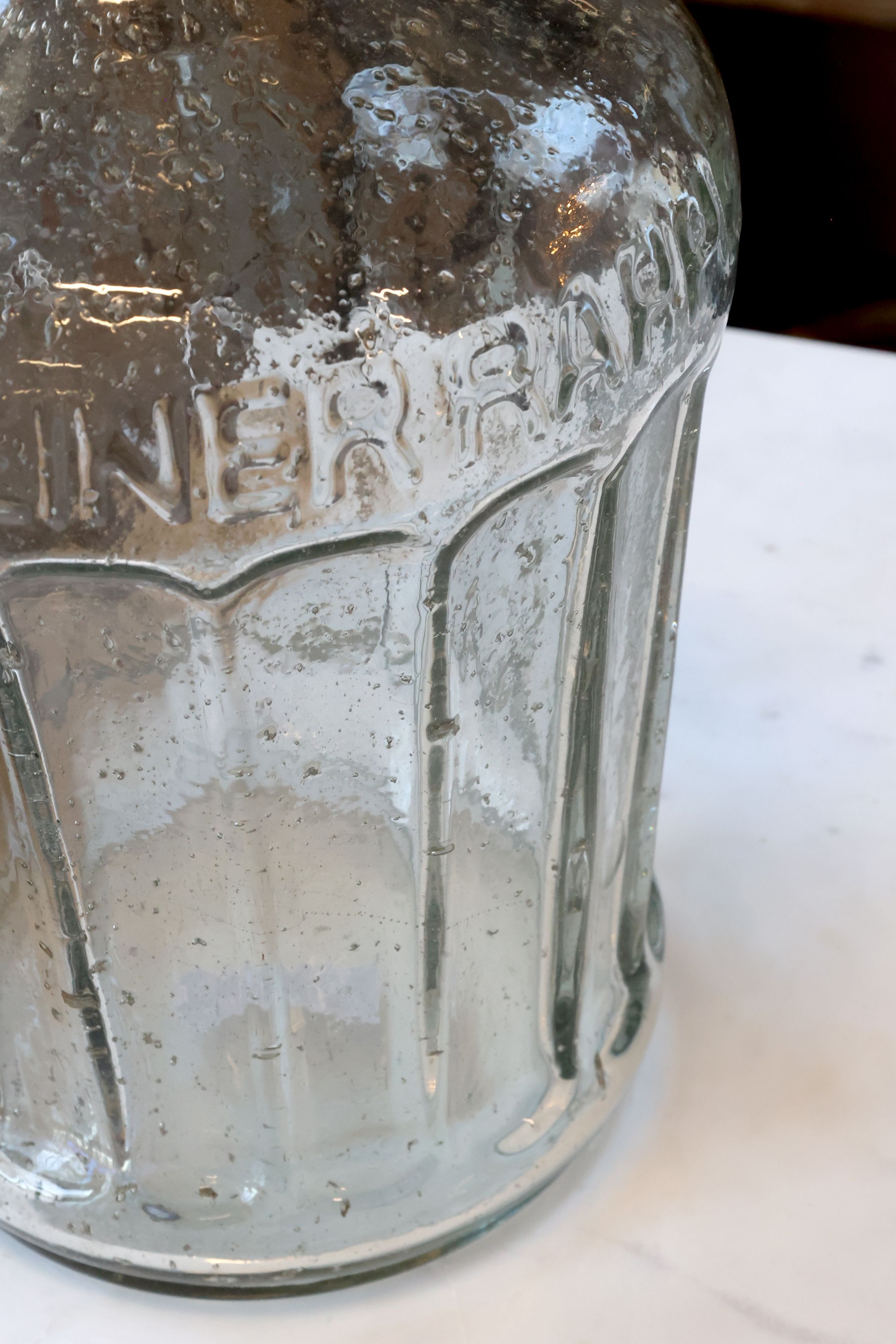 Altfranzösische Glasflasche mit Rillen, 38 cm hoch, klar