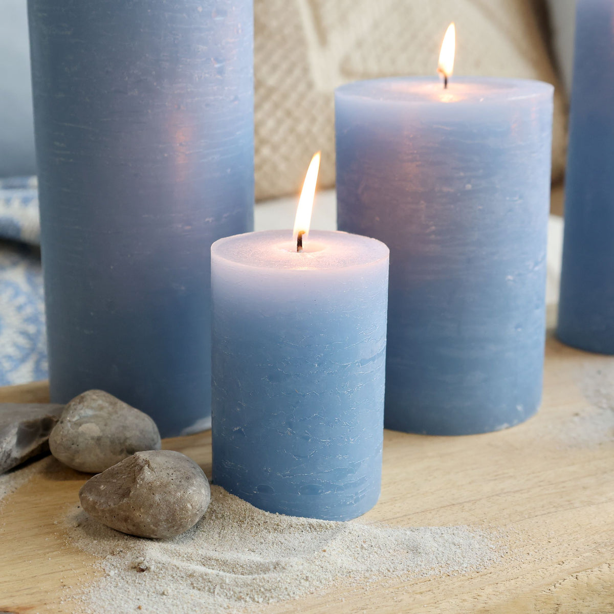 Stumpenkerze Macon in Sky Blue, 10 cm hoch