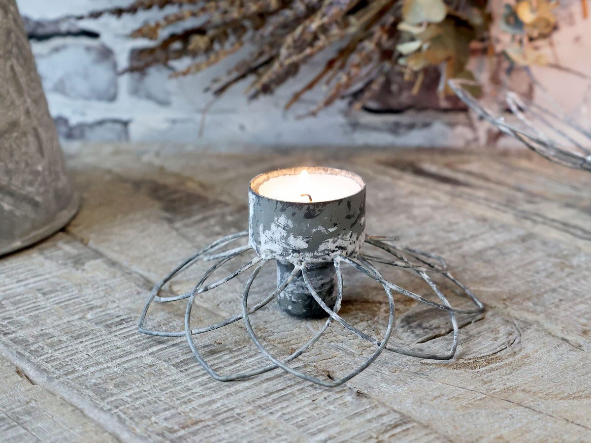 Kerzenständer Blume aus Eisen, antik Zink, Höhe 7 cm