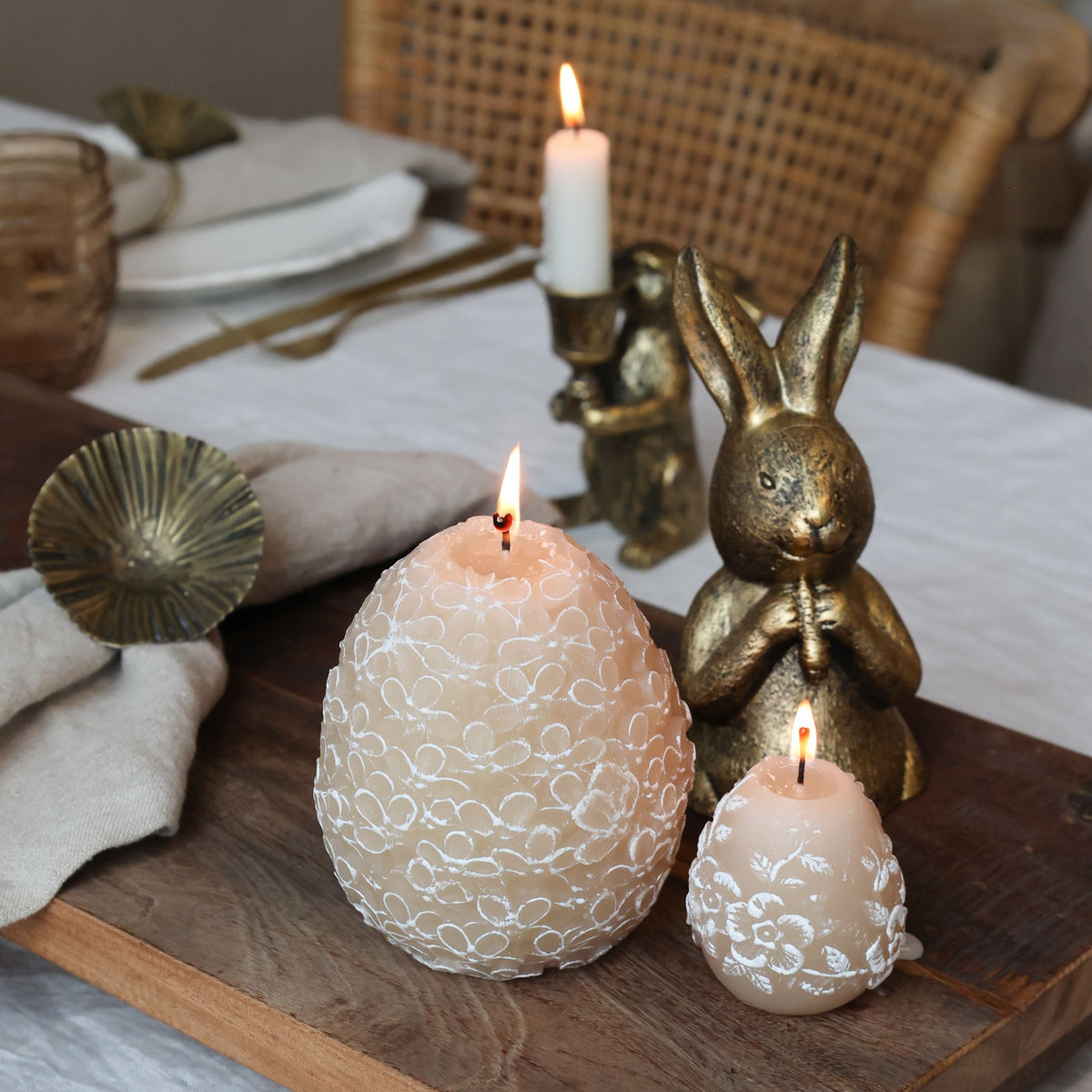 Stumpenkerze mit Blumenmuster in Creme, 6,5 cm hoch
