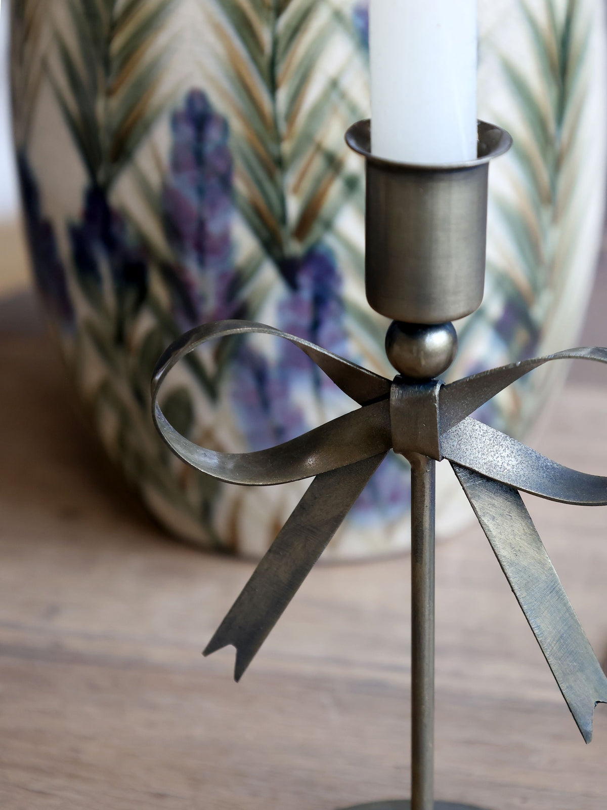 Kerzenständer mit Schleife aus Eisen, antik messing
