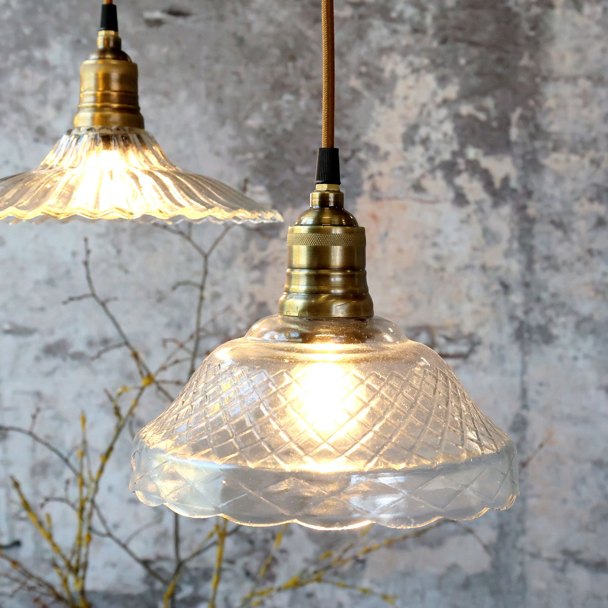 Lampe mit Messingoberfläche, Glas und E27-Fassung