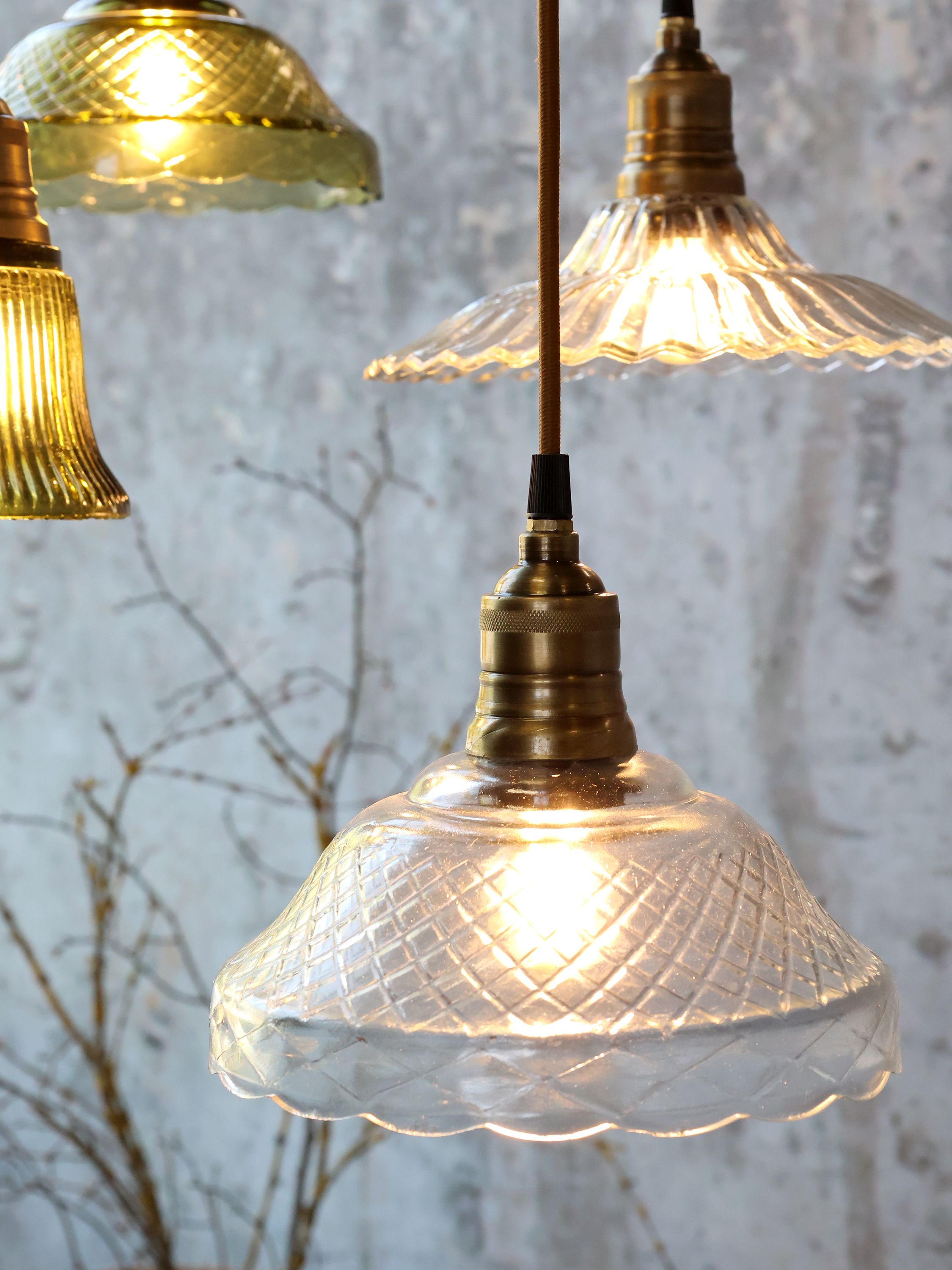 Lampe mit Messingoberfläche, Glas und E27-Fassung