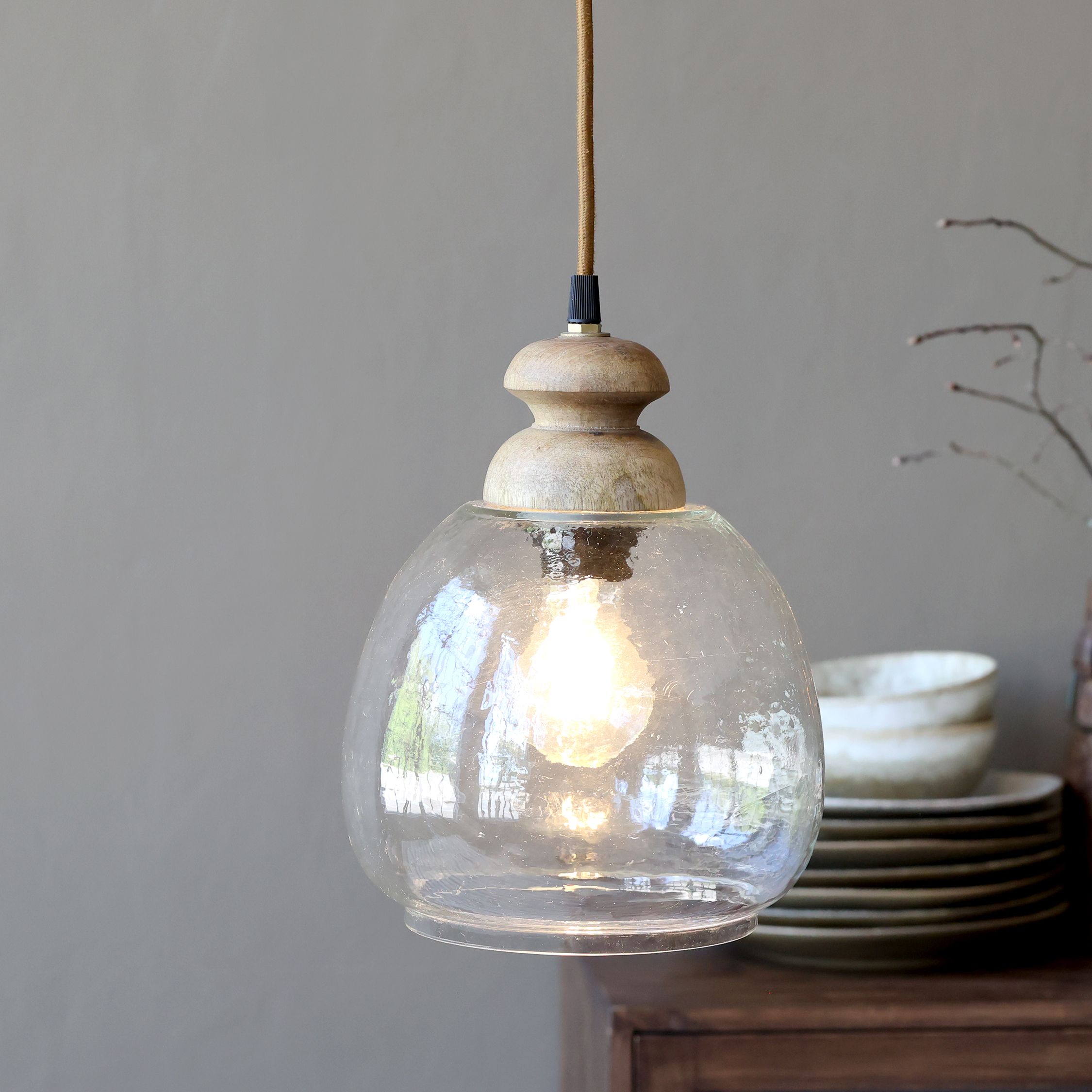 Lampe mit Holzzierhülse aus Glas und Mangoholz, 25 cm hoch