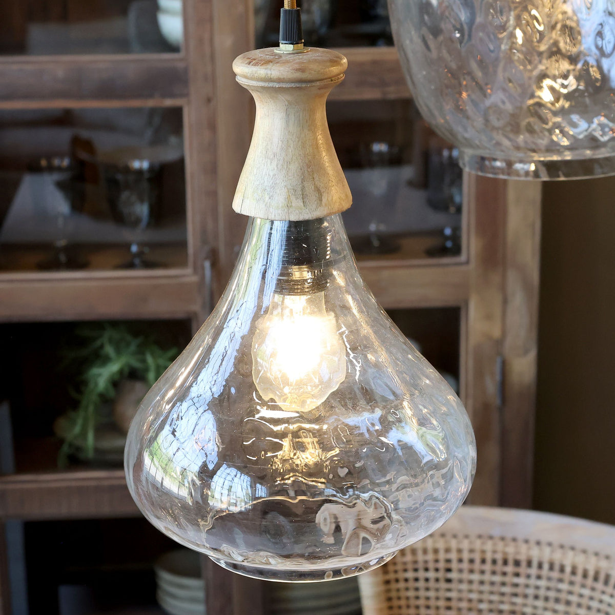 Lampe mit Holzzierhülse aus Glas und Mangoholz, 31 cm hoch