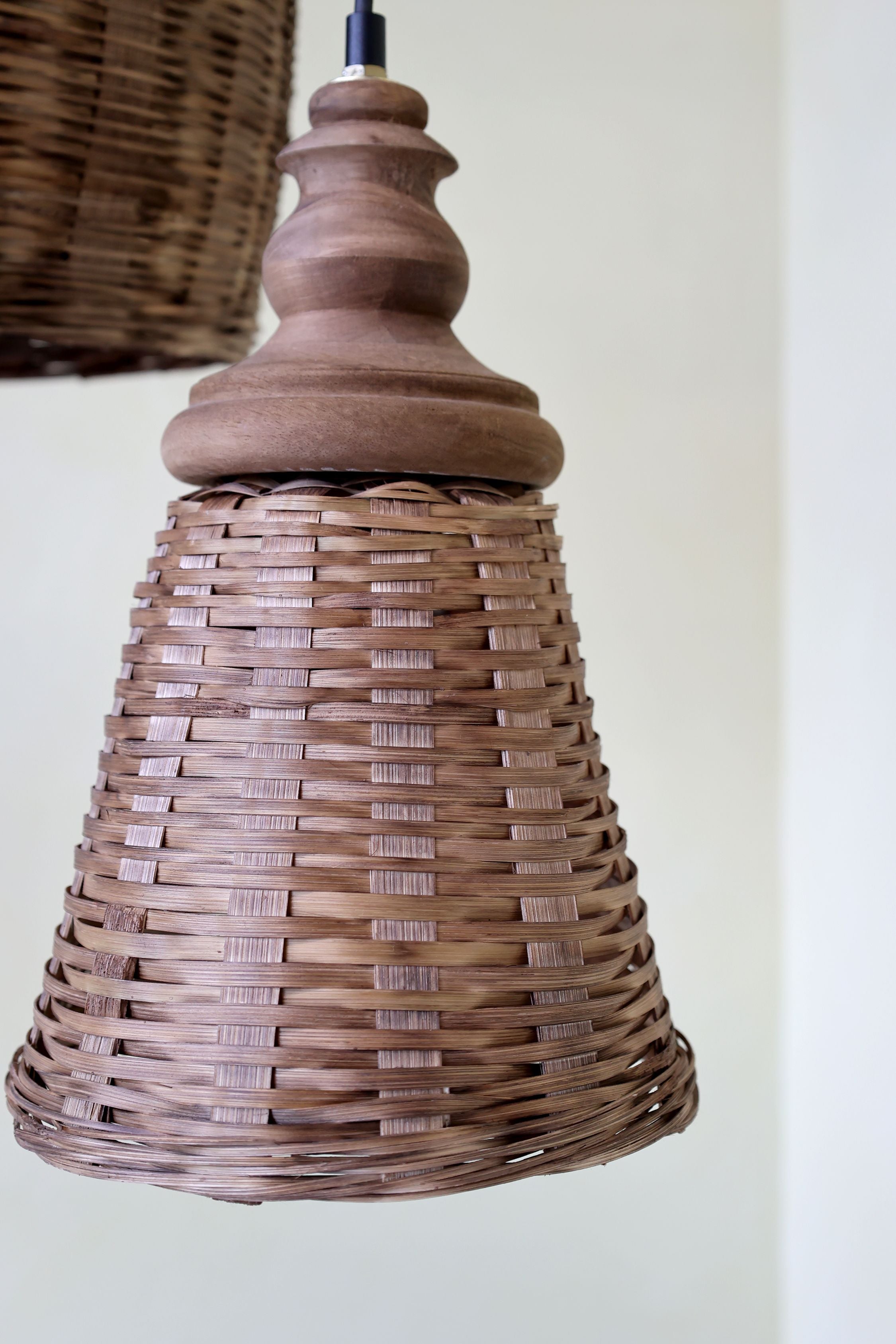 Lampe aus Rattangeflecht mit E27-Fassung, natur