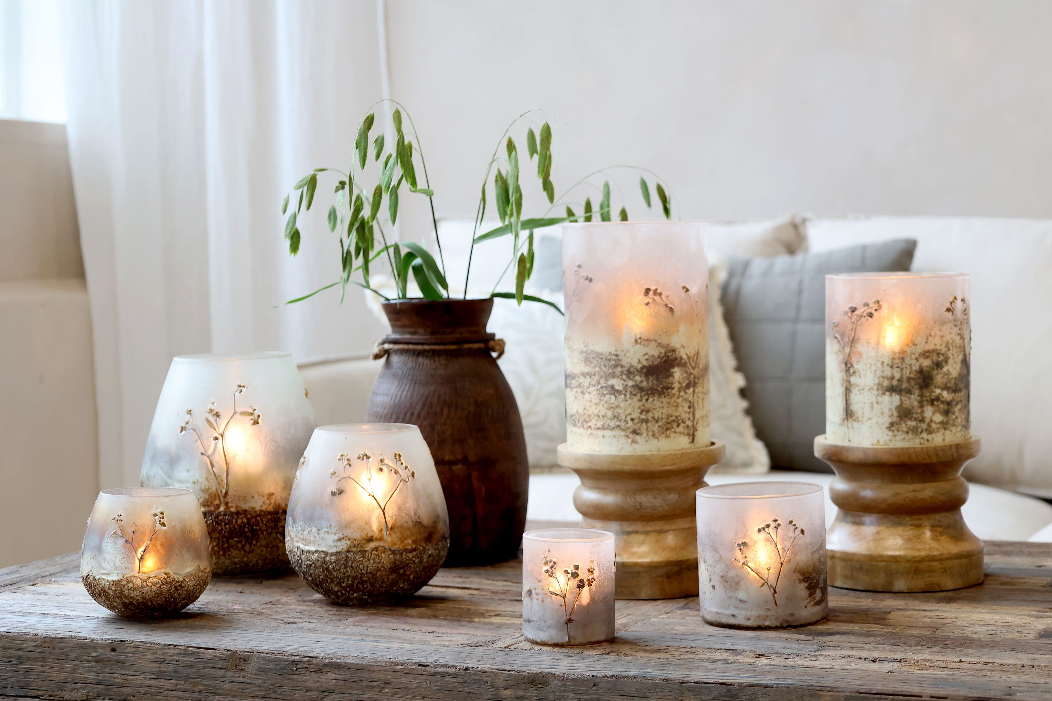 Kerzenständer aus Glas und Holz mit Blumendekor