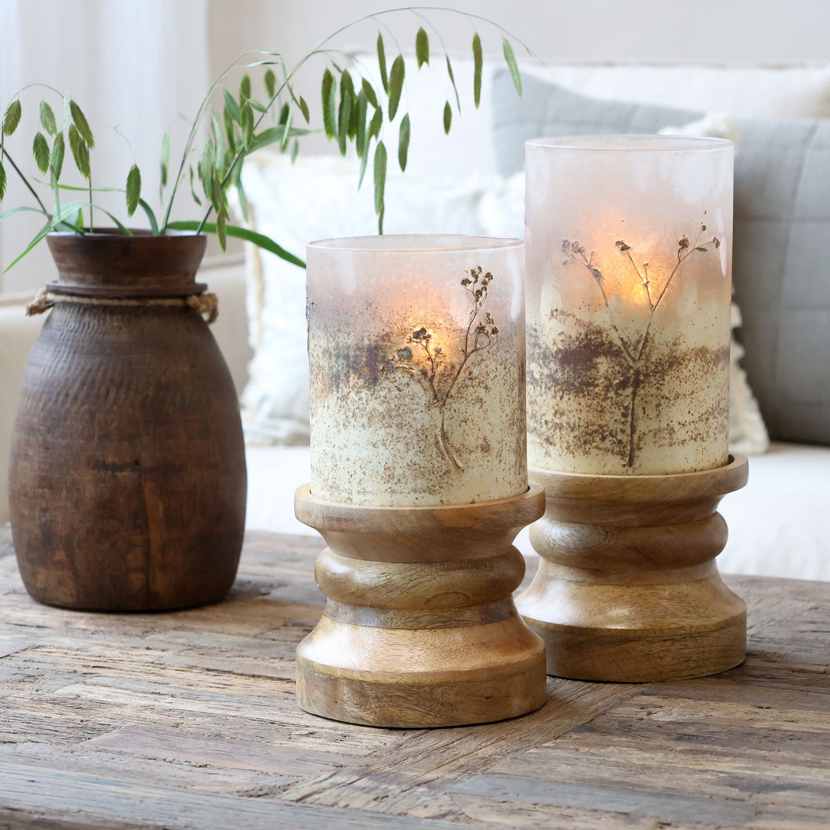Kerzenständer aus Glas und Mangoholz mit Blütendekor