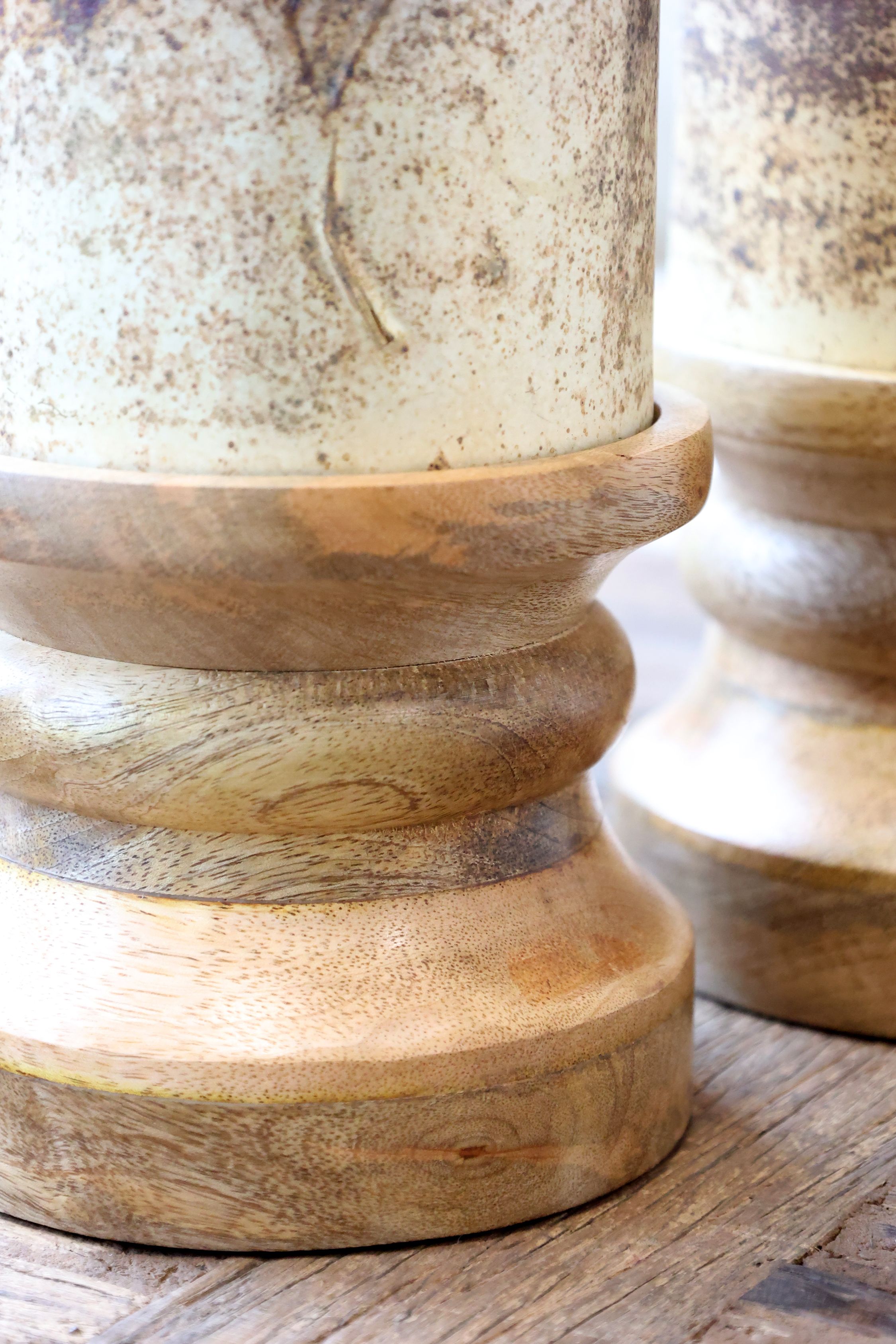 Kerzenständer aus Glas und Mangoholz mit Blütendekor