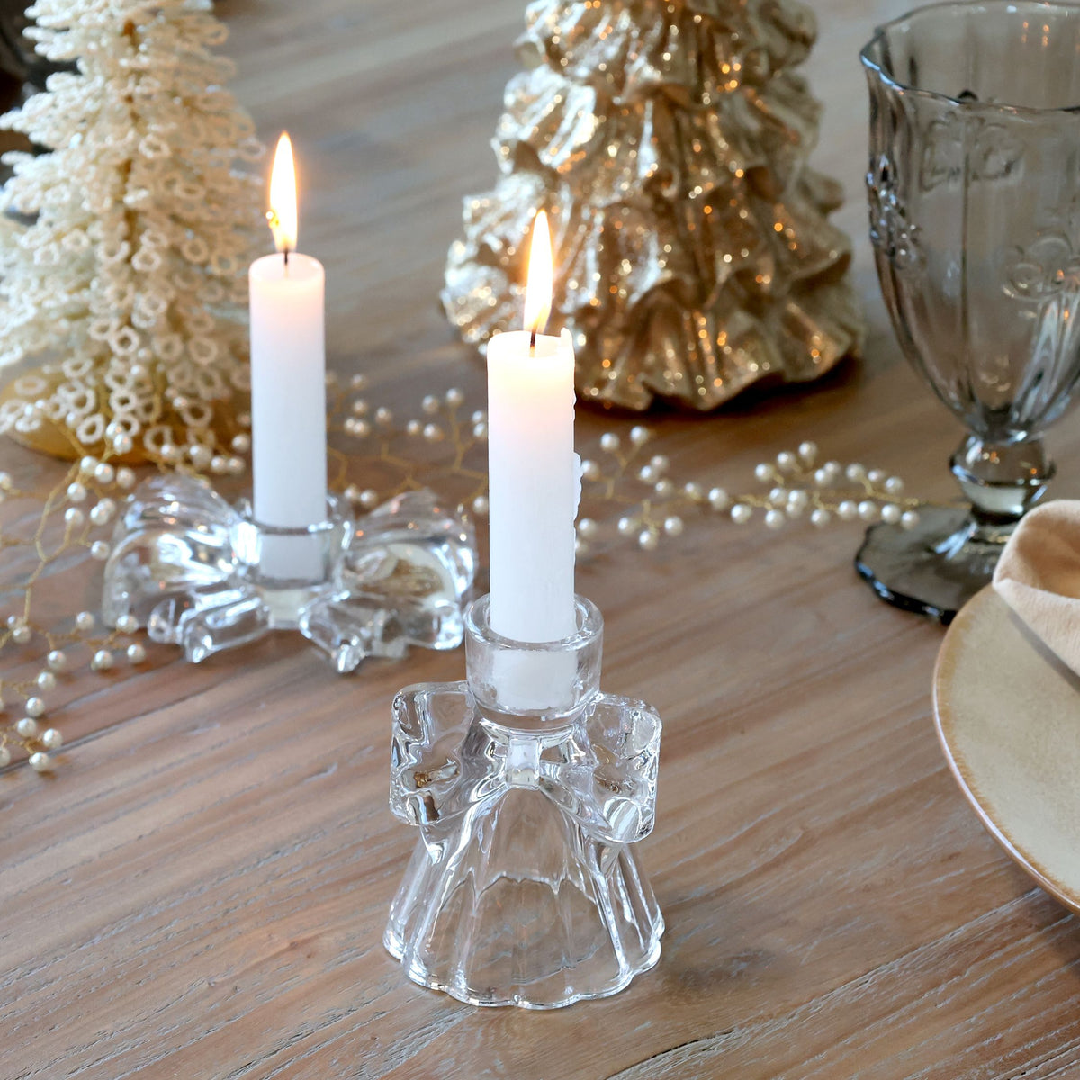Klarer Kerzenständer mit Schleife aus Glas