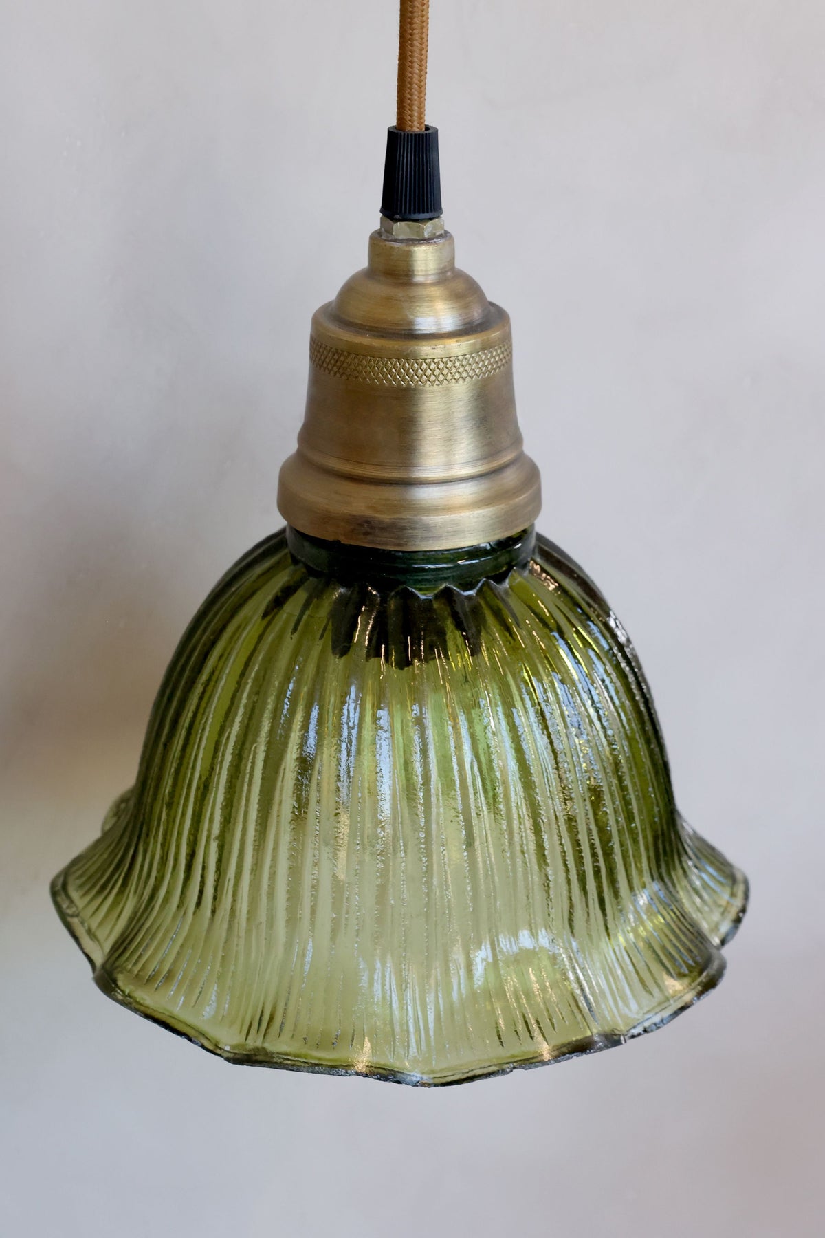 Lampe mit Messingoberfläche, oliv, 18 cm hoch