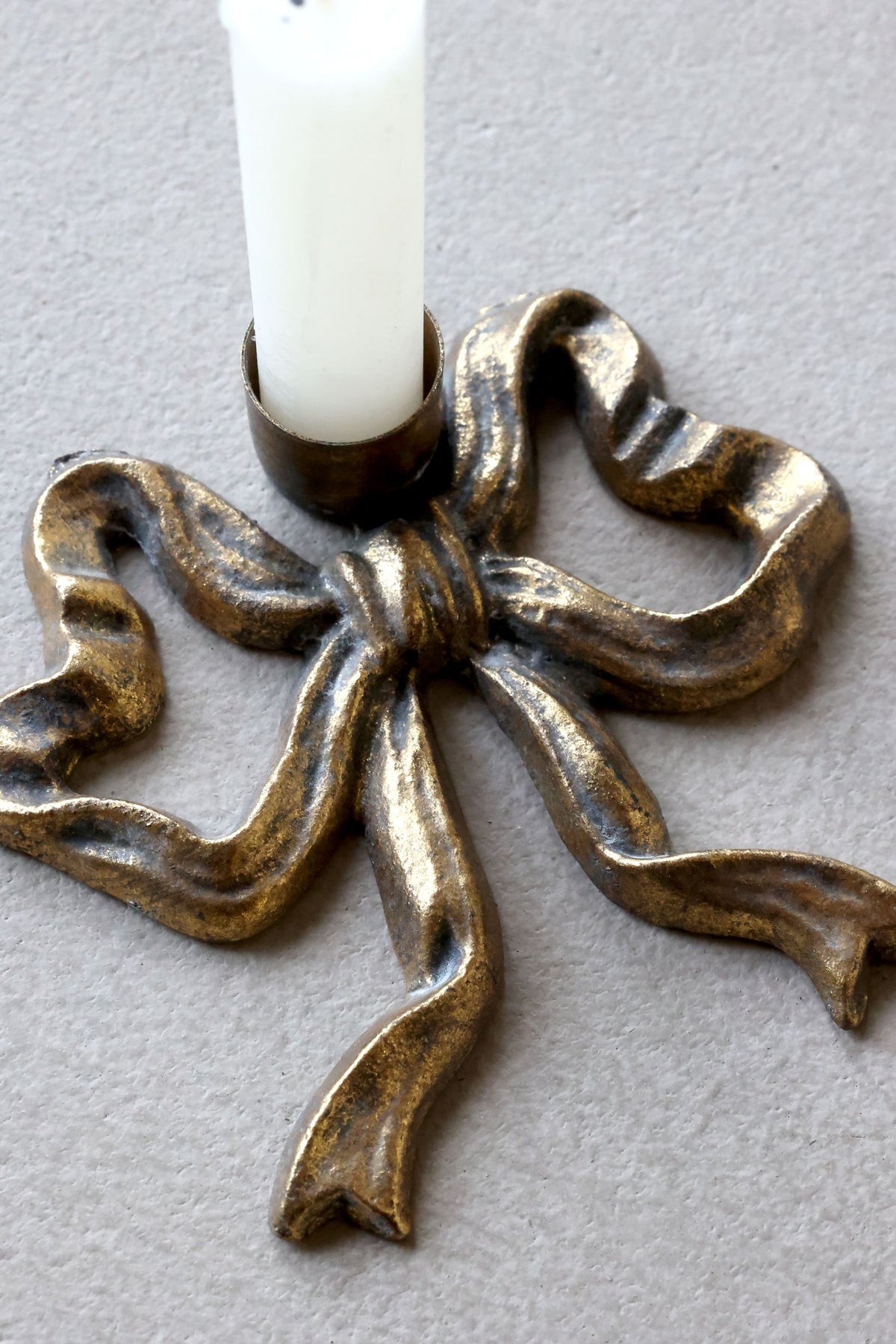 Kerzenständer mit Schleife aus Eisen, antik messing