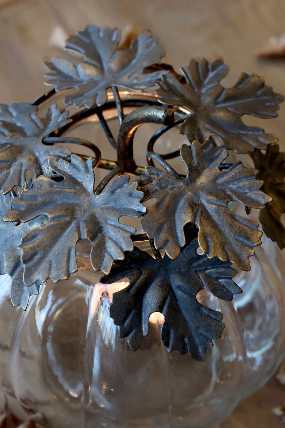 Windlicht aus Glas und Eisen, 17,5 cm hoch, antik messing