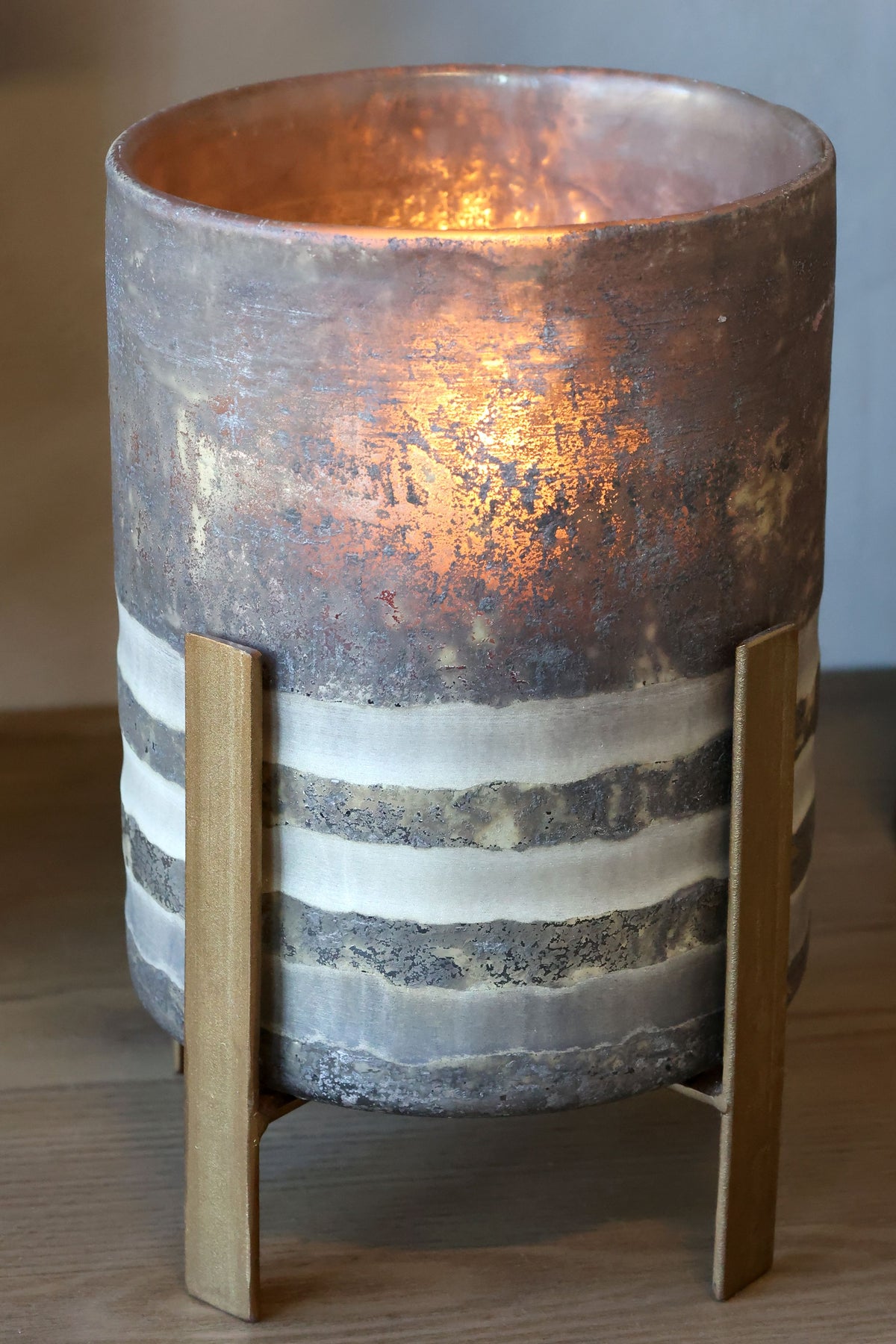 Windlicht auf Fuß aus Glas und Metall, 24 cm hoch